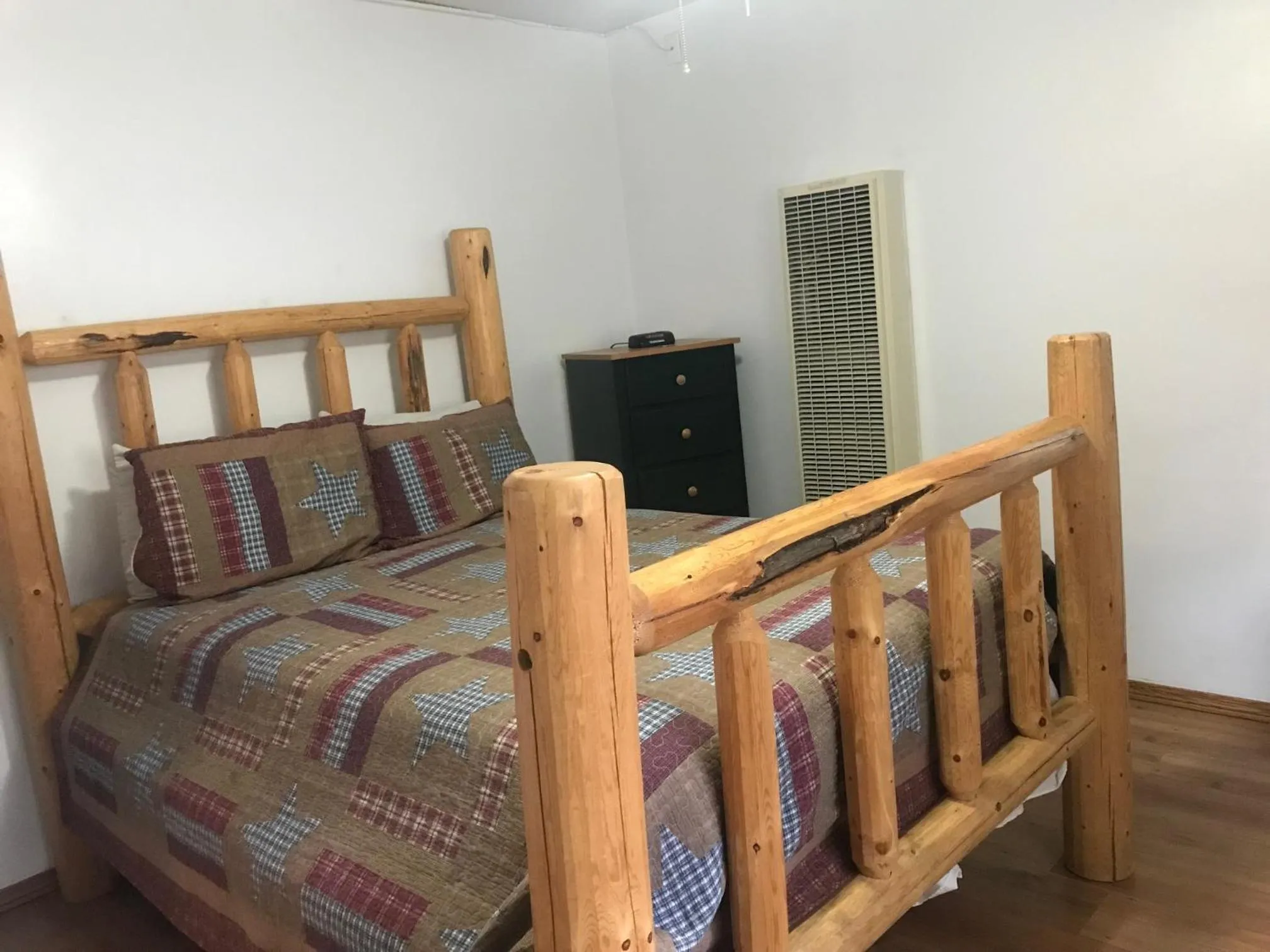 Bed in Dunsmuir Lodge