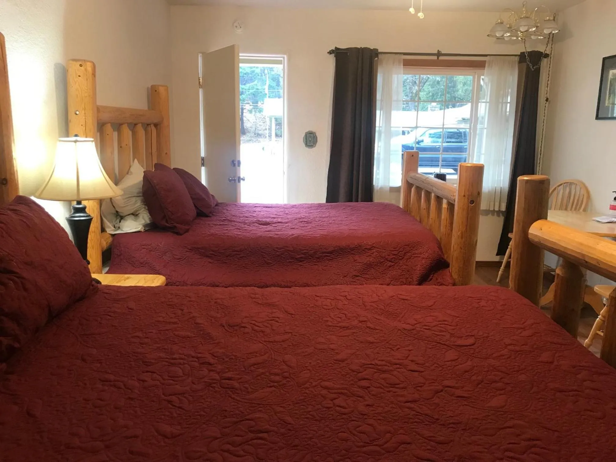 Photo of the whole room in Dunsmuir Lodge