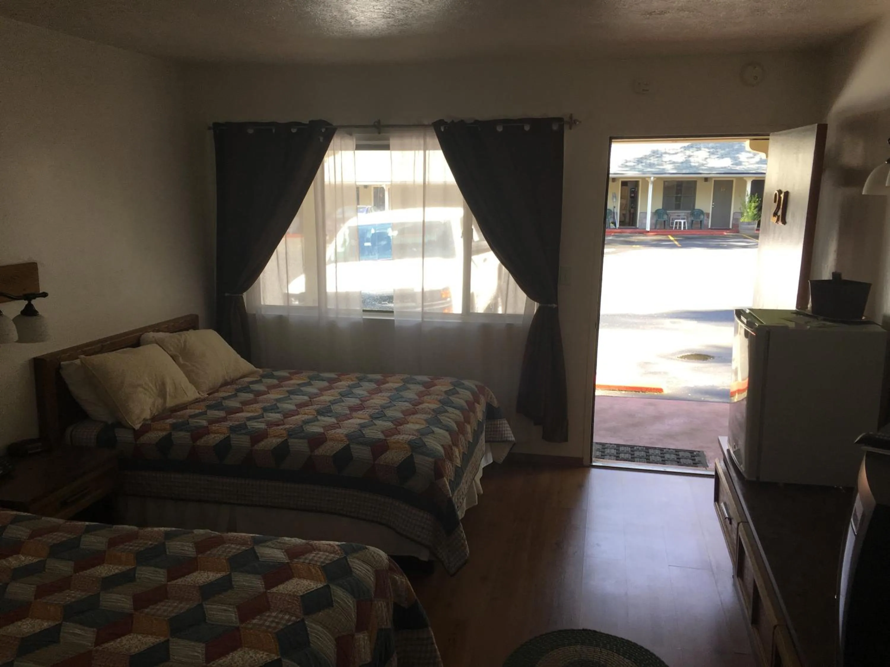 Photo of the whole room in Dunsmuir Lodge