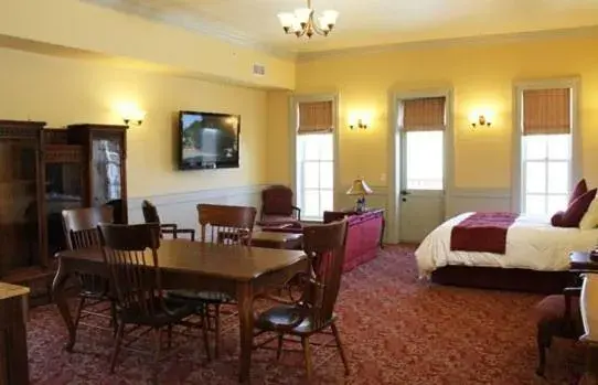 King Suite in Windsor Hotel & Restaurant King Suite in Windsor Hotel & Restaurant