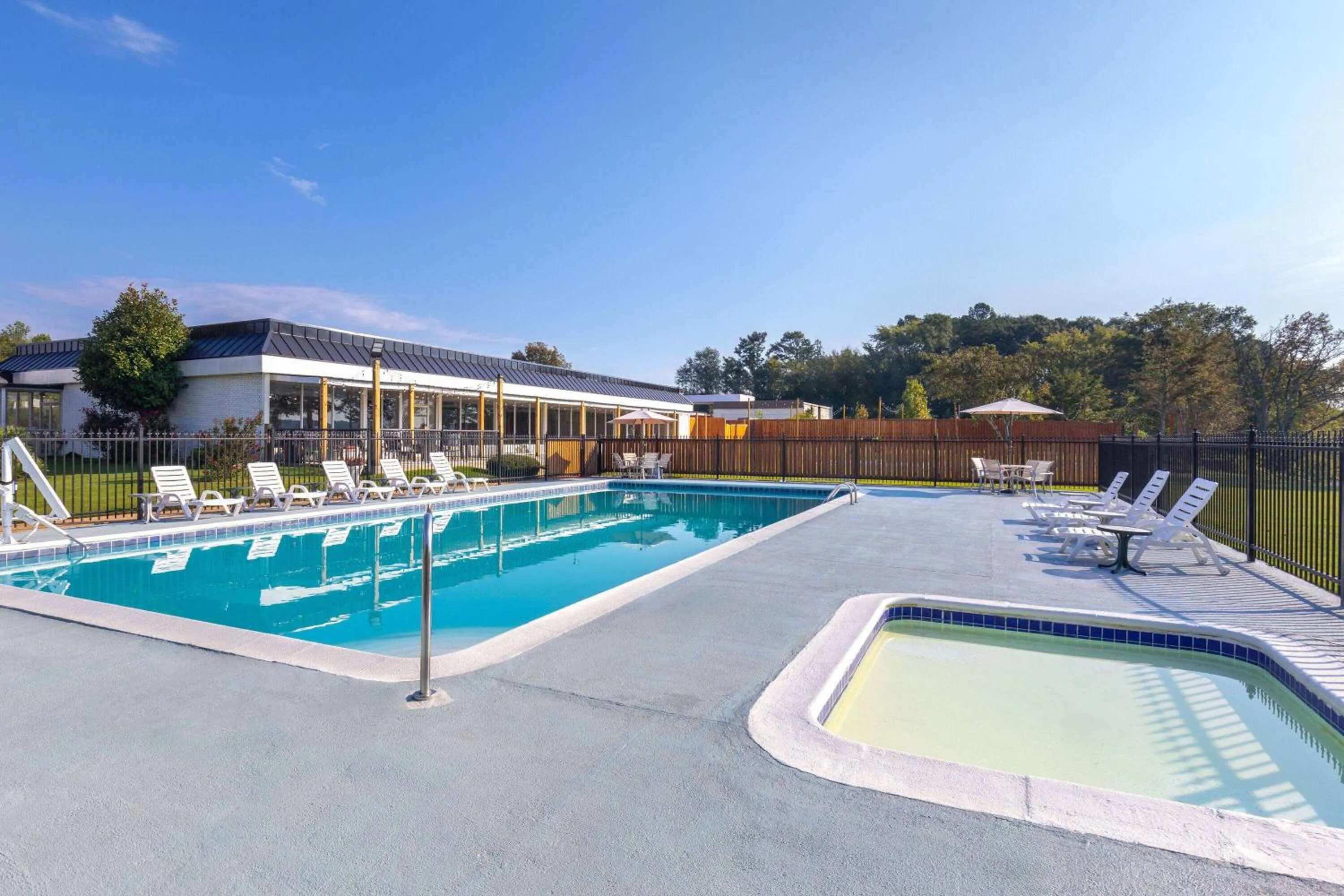 Hot Tub in Super 8 by Wyndham Riverside AL