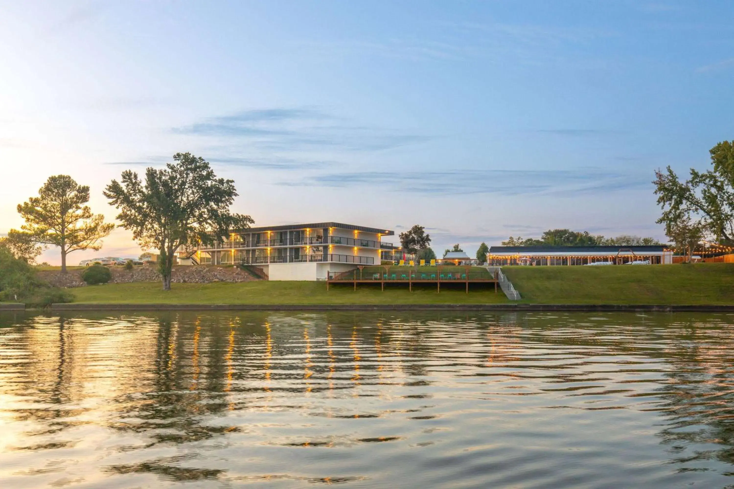 Property building in Super 8 by Wyndham Riverside AL Property building in Super 8 by Wyndham Riverside AL