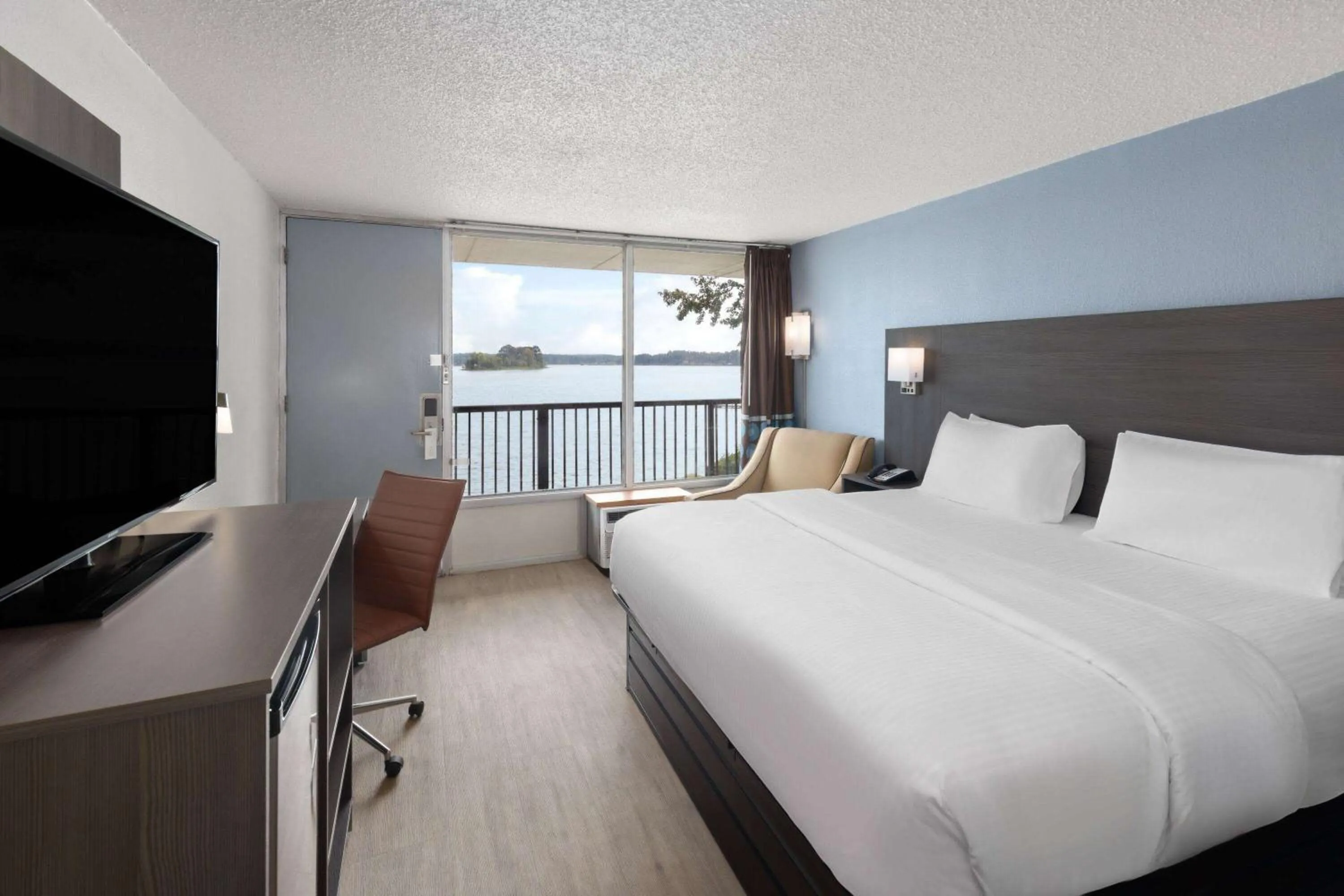 Photo of the whole room, Bed in Super 8 by Wyndham Riverside AL