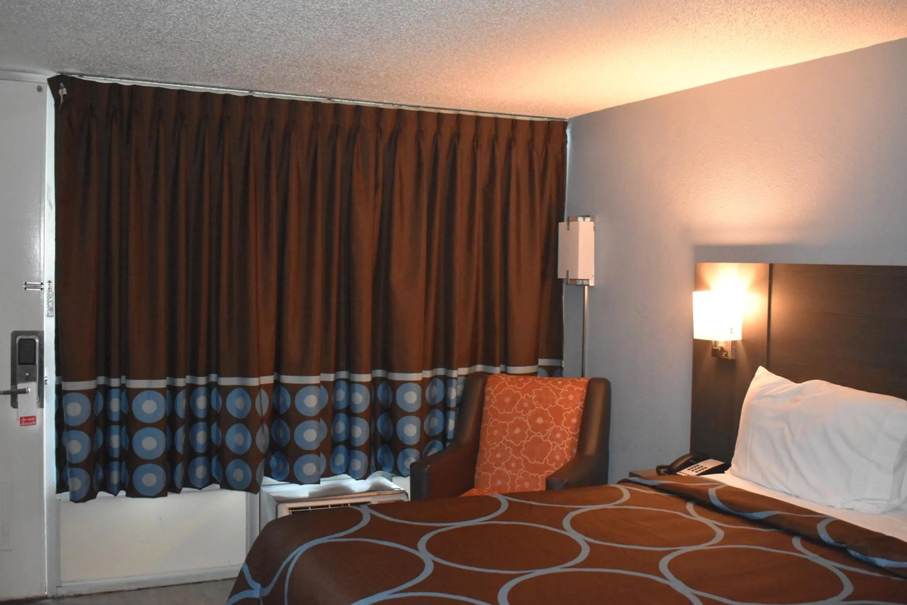 Bed in Super 8 by Wyndham Riverside AL