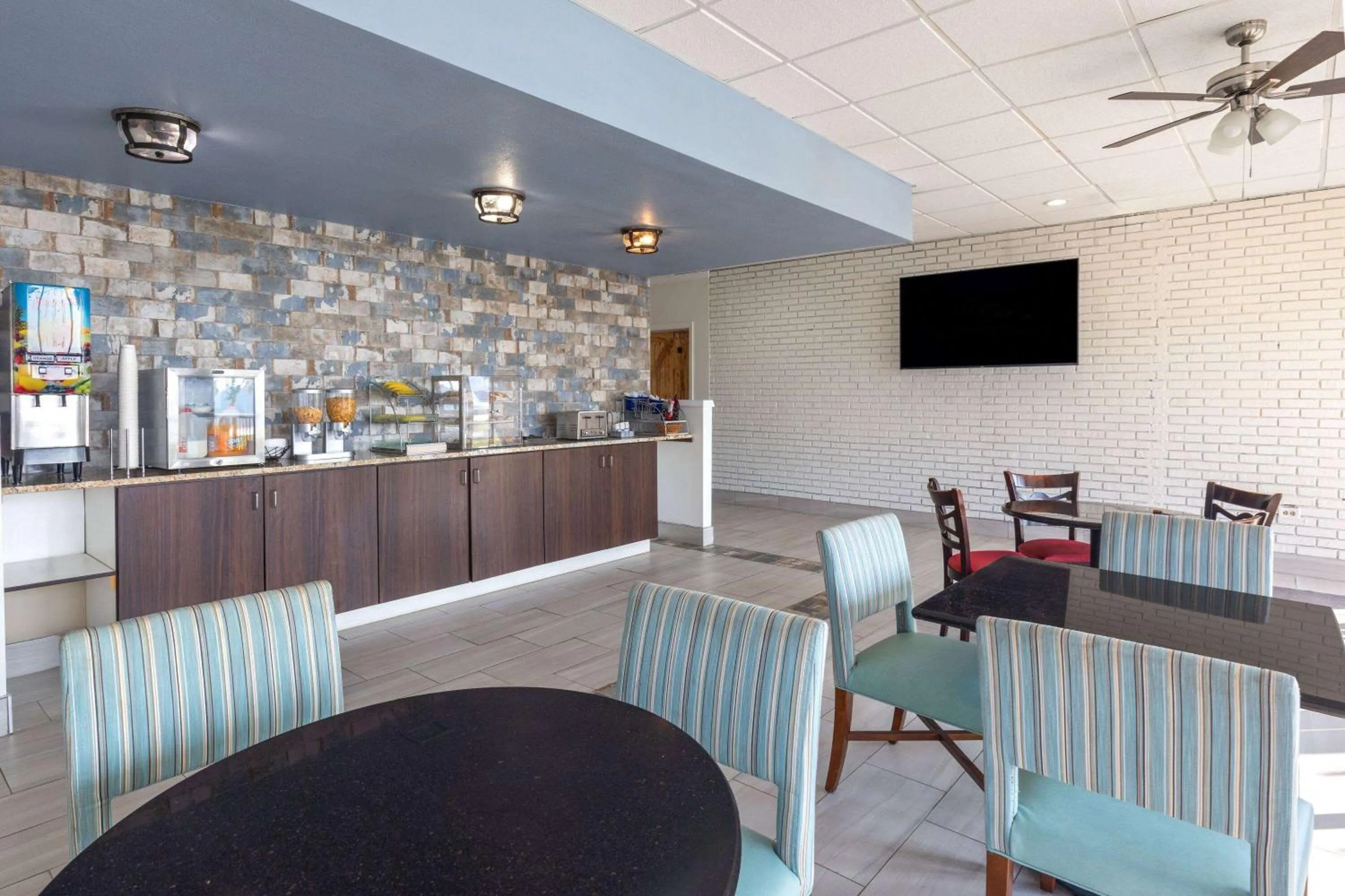 Breakfast in Super 8 by Wyndham Riverside AL