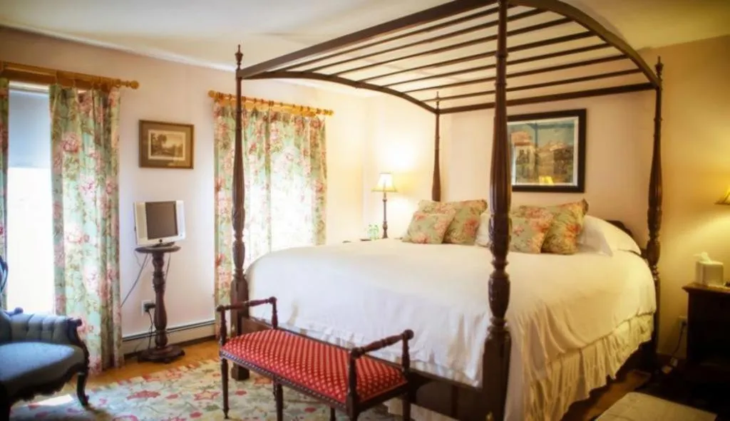 Bedroom, Bed in Highland Lake Inn