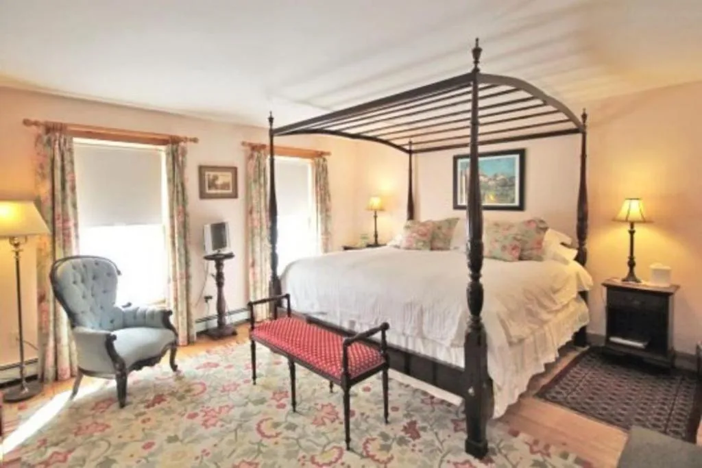 Bedroom, Bed in Highland Lake Inn