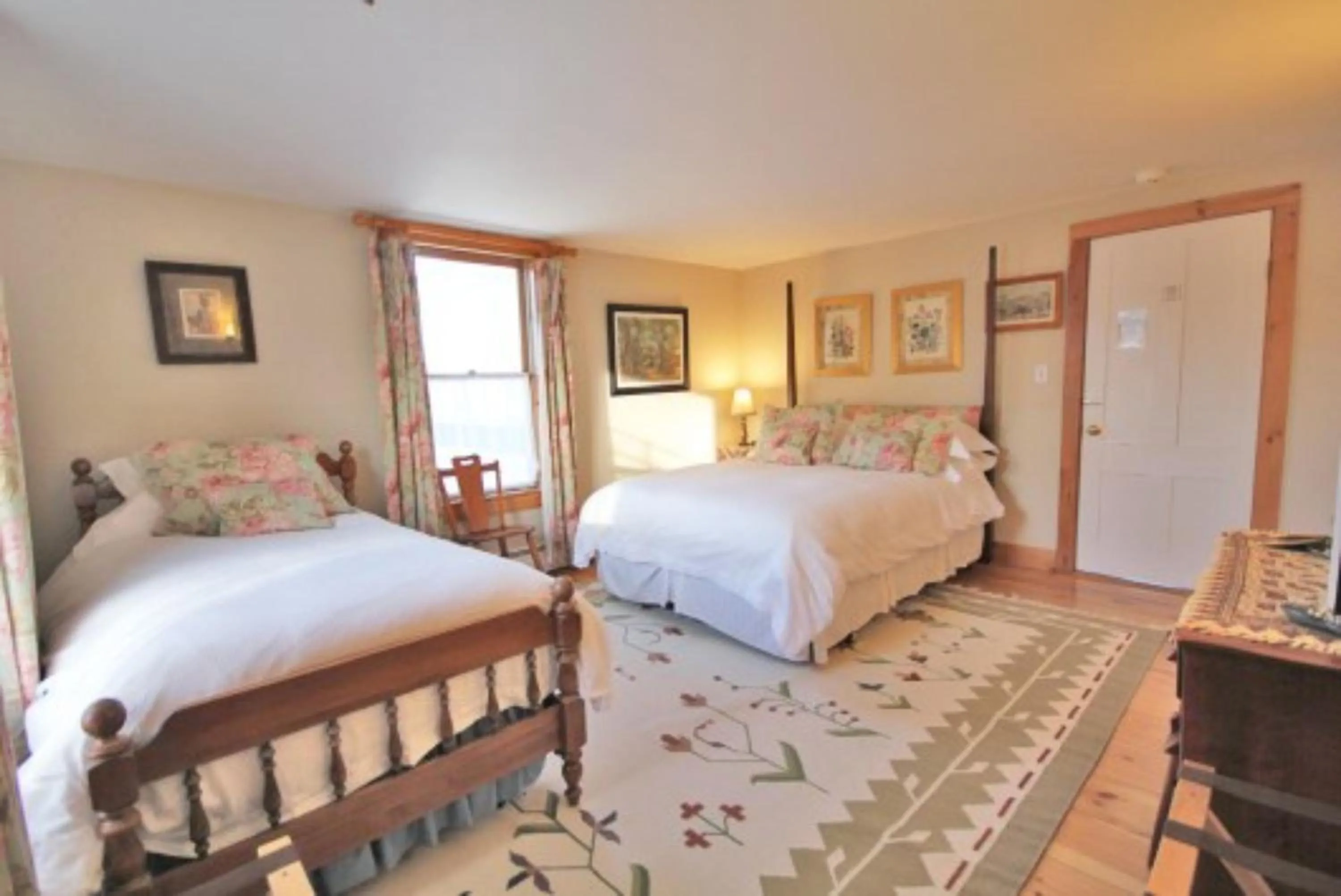 Bedroom, Bed in Highland Lake Inn