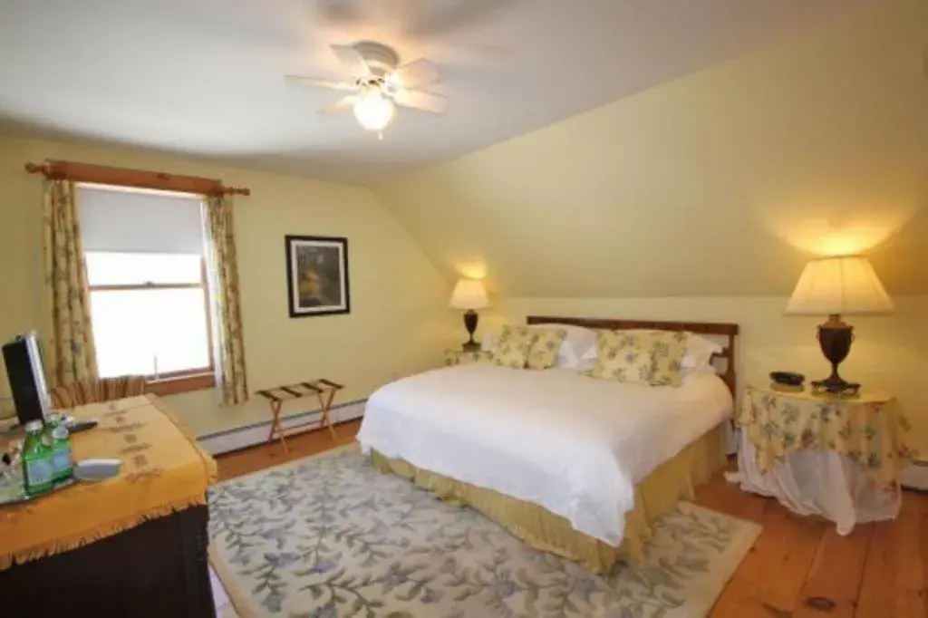 Bedroom, Bed in Highland Lake Inn Bedroom, Bed in Highland Lake Inn