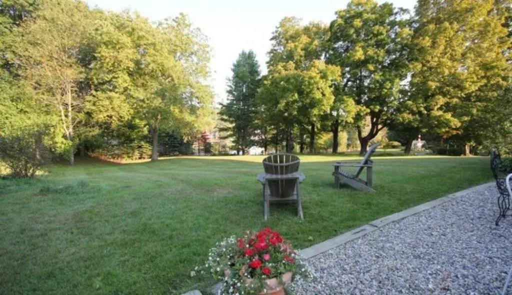 Property building in Highland Lake Inn Property building in Highland Lake Inn
