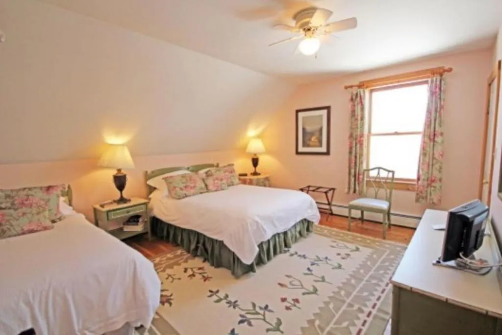 Bedroom, Bed in Highland Lake Inn