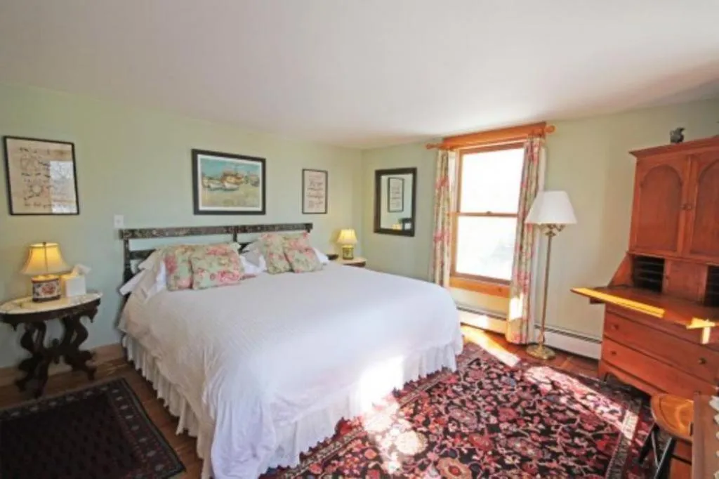 Bedroom, Bed in Highland Lake Inn