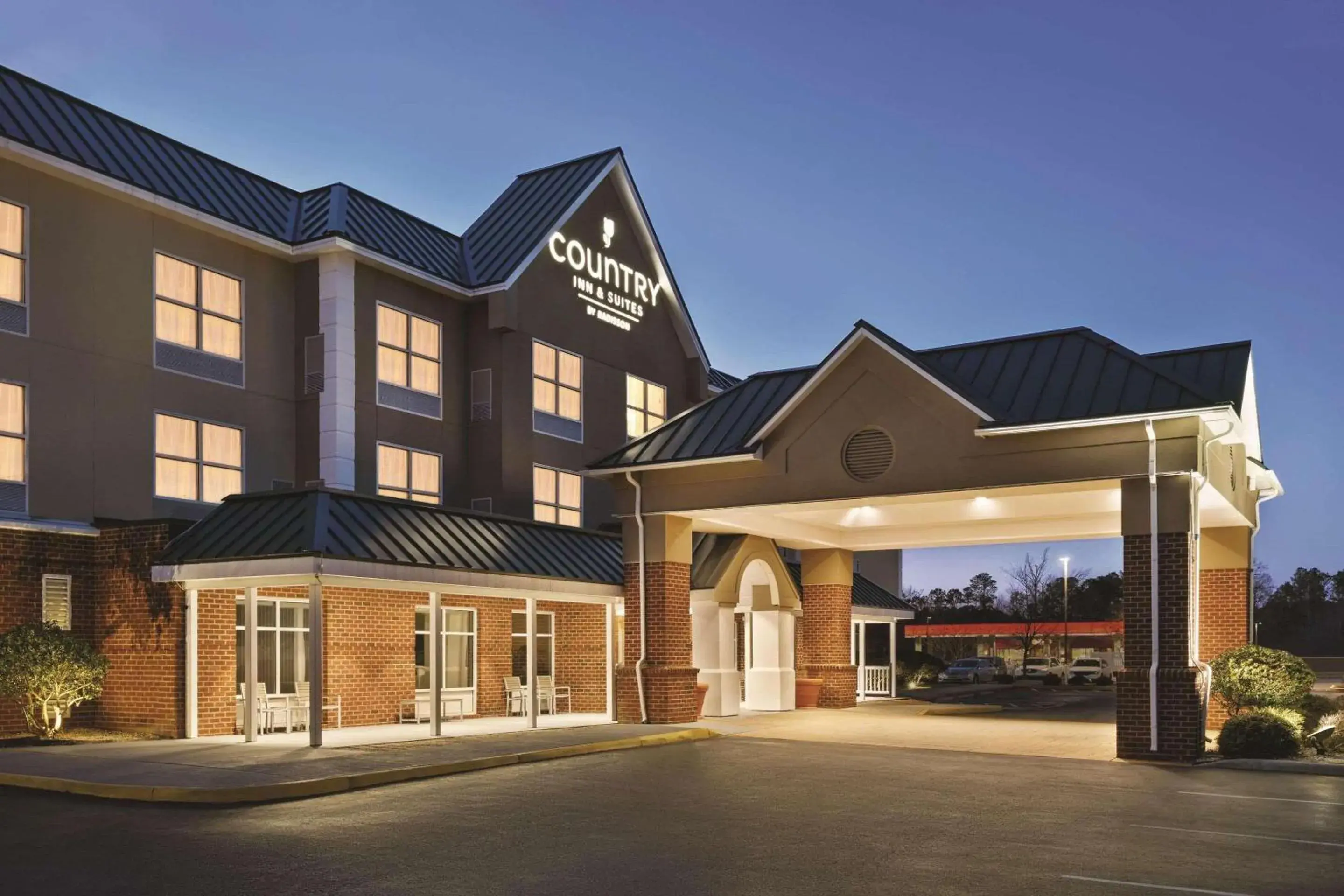 Property building in Country Inn & Suites by Radisson, Petersburg, VA Property building in Country Inn & Suites by Radisson, Petersburg, VA