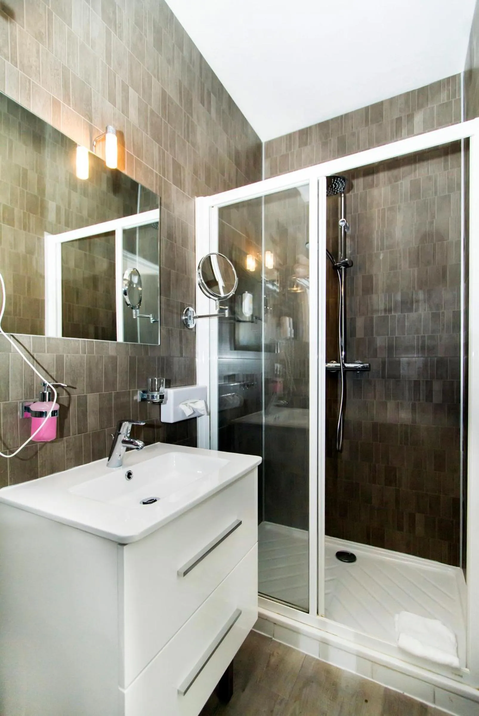 Bathroom in Florella République Apartment