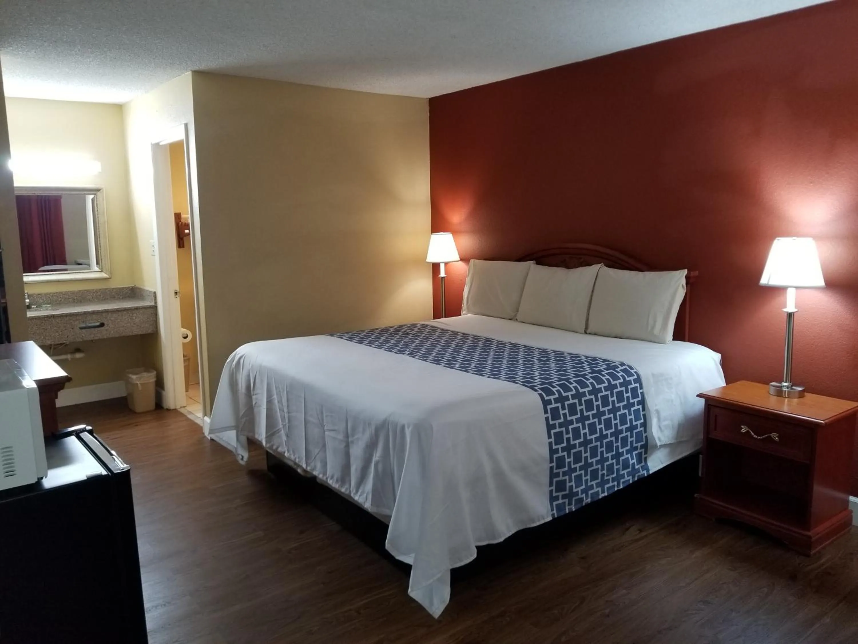 Bed in Econo Inn - Ormond Beach