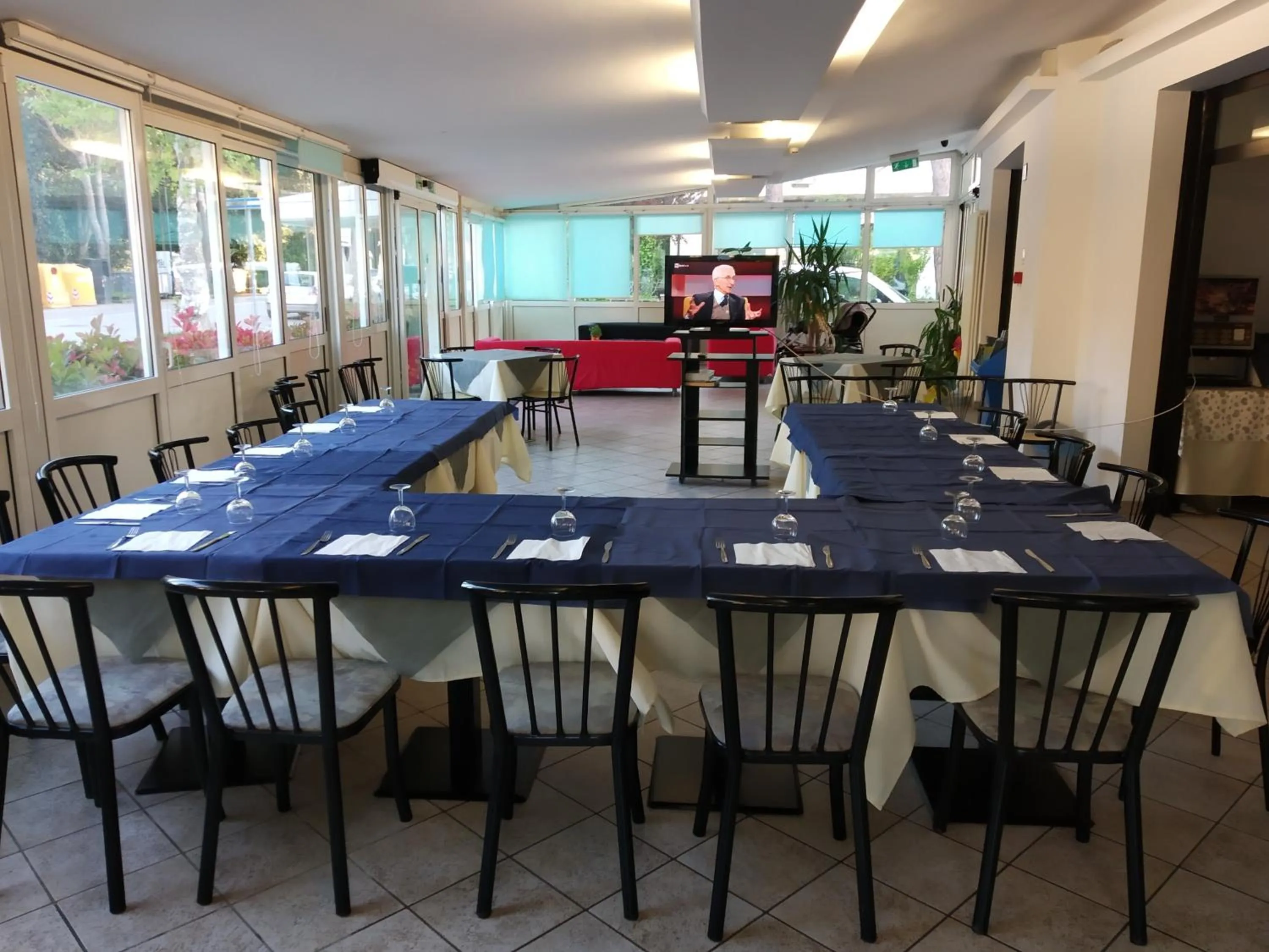 Dining area in HOTEL OTELLO