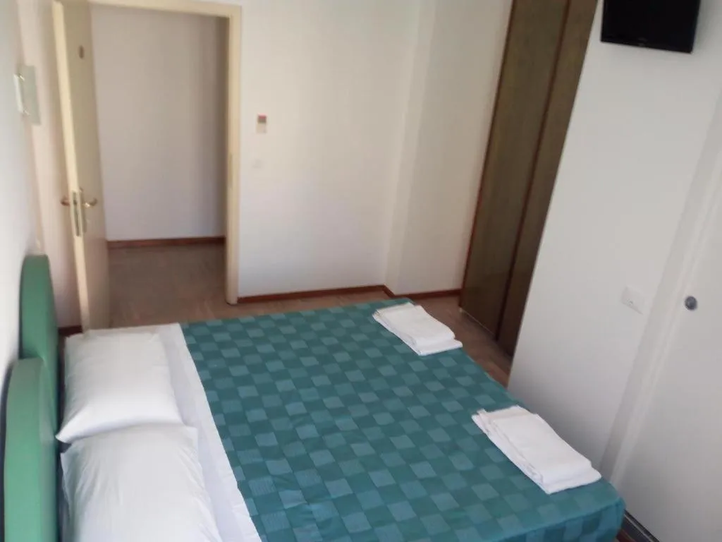 Queen Room - single occupancy in HOTEL OTELLO