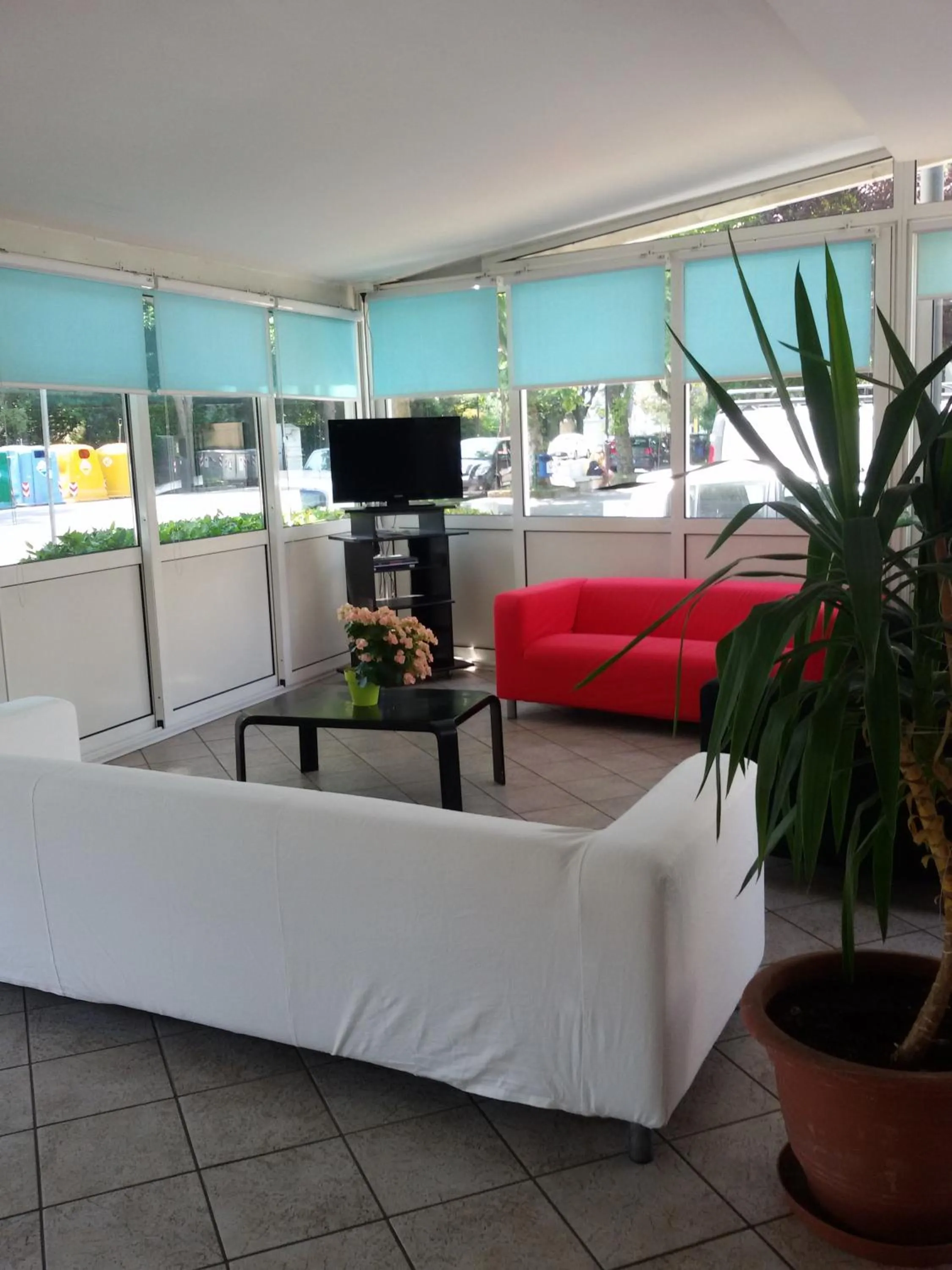 Communal lounge/ TV room in HOTEL OTELLO