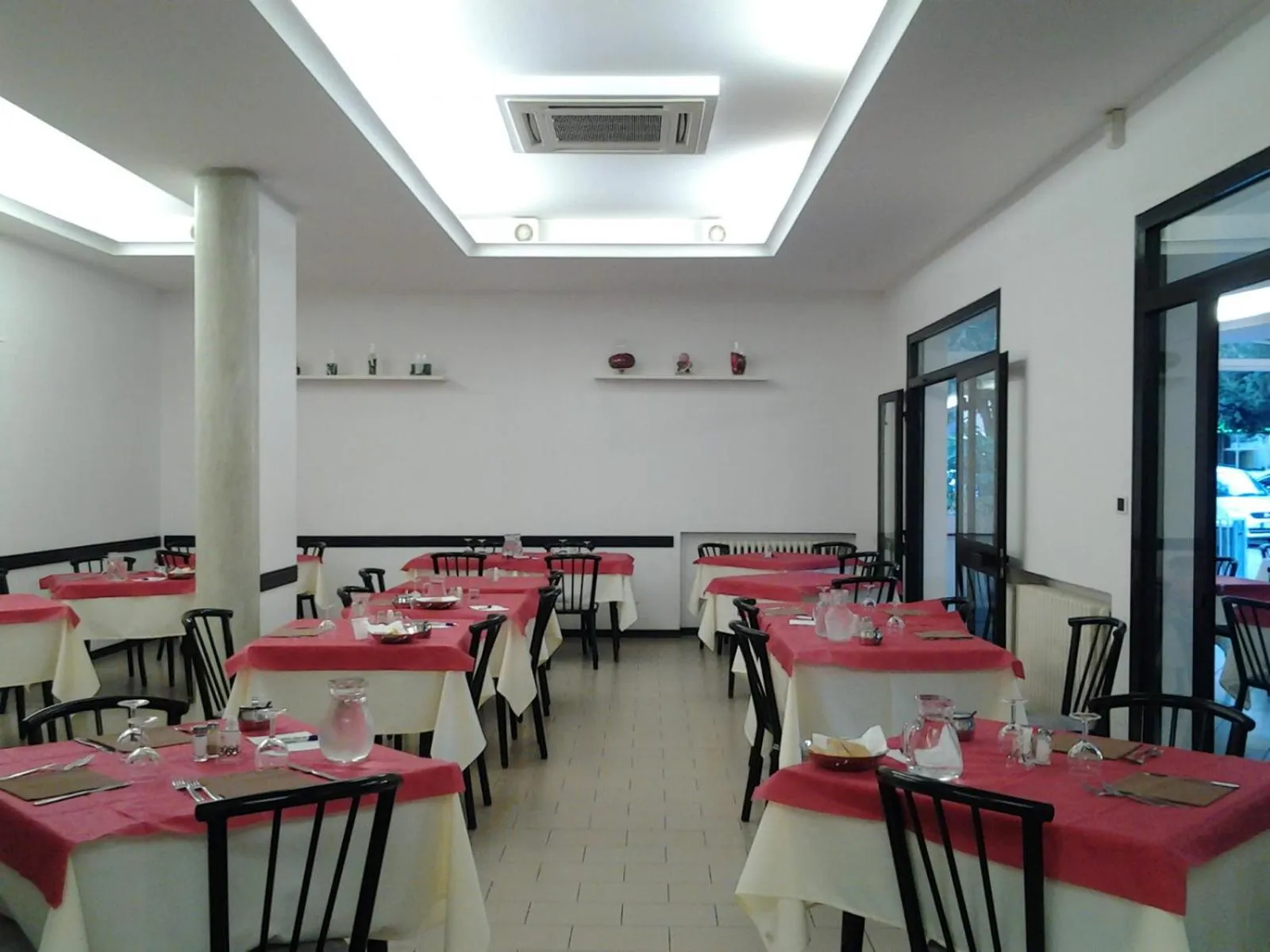 Restaurant/places to eat in HOTEL OTELLO
