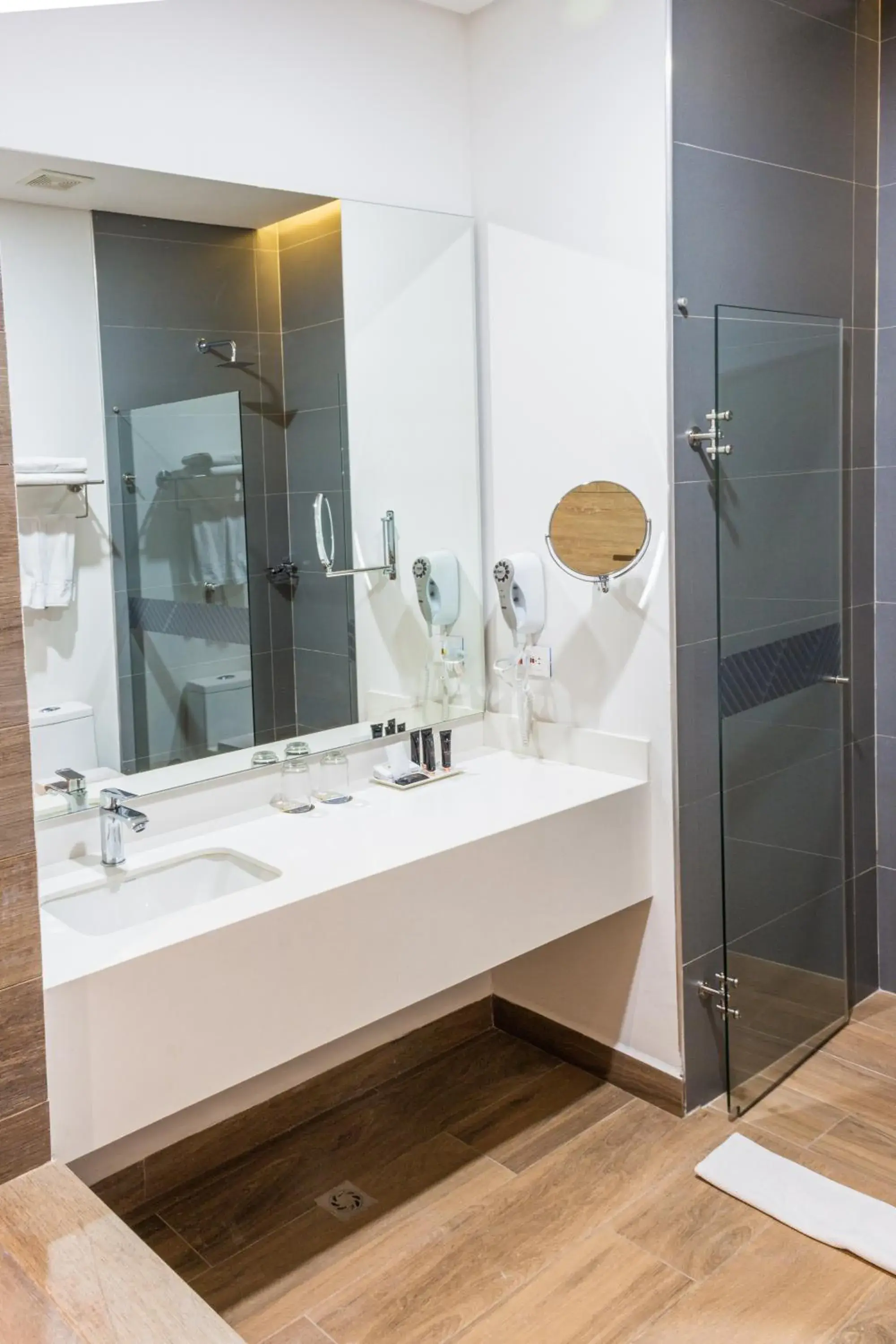 Suite with Spa Bath in Hotel Pance 122 Wellness Spa Suite with Spa Bath in Hotel Pance 122 Wellness Spa