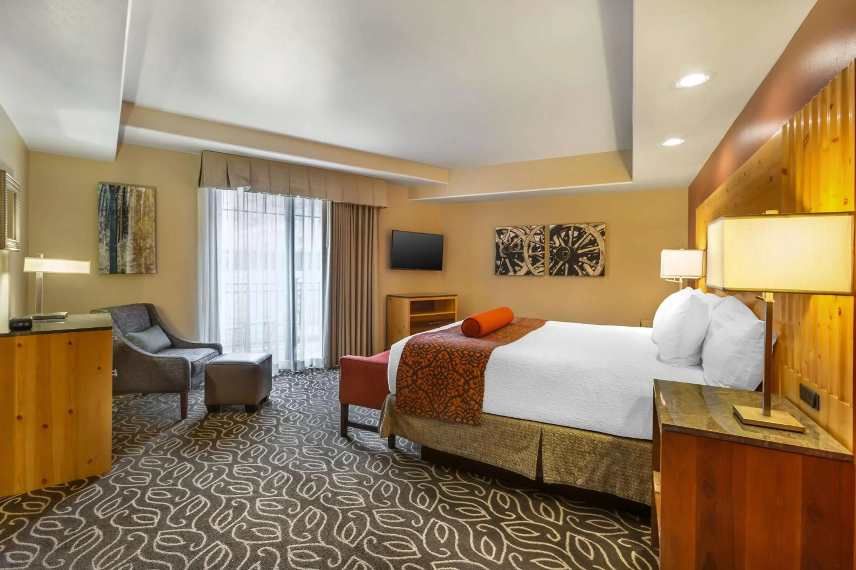 Bedroom, Bed in Best Western Premier Ivy Inn & Suites