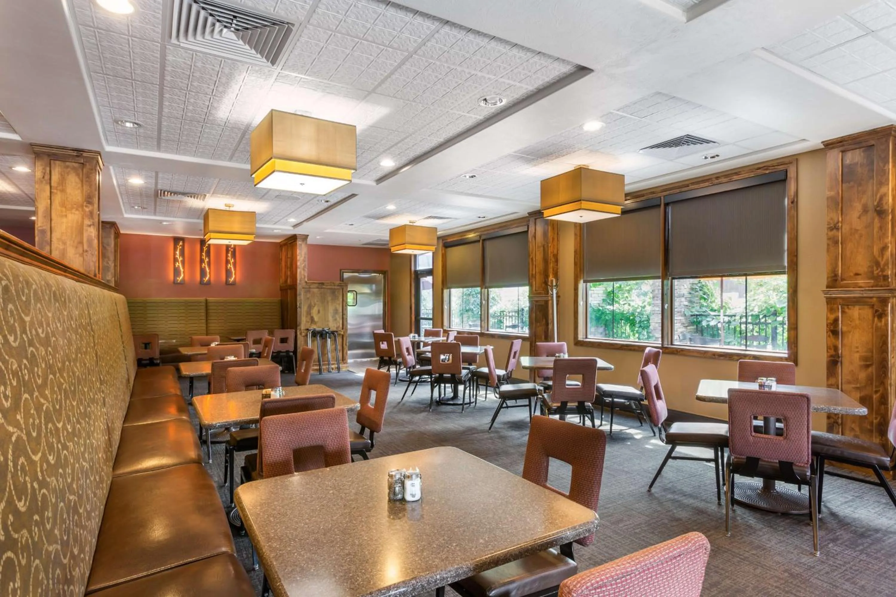 Restaurant/places to eat in Best Western Premier Ivy Inn & Suites
