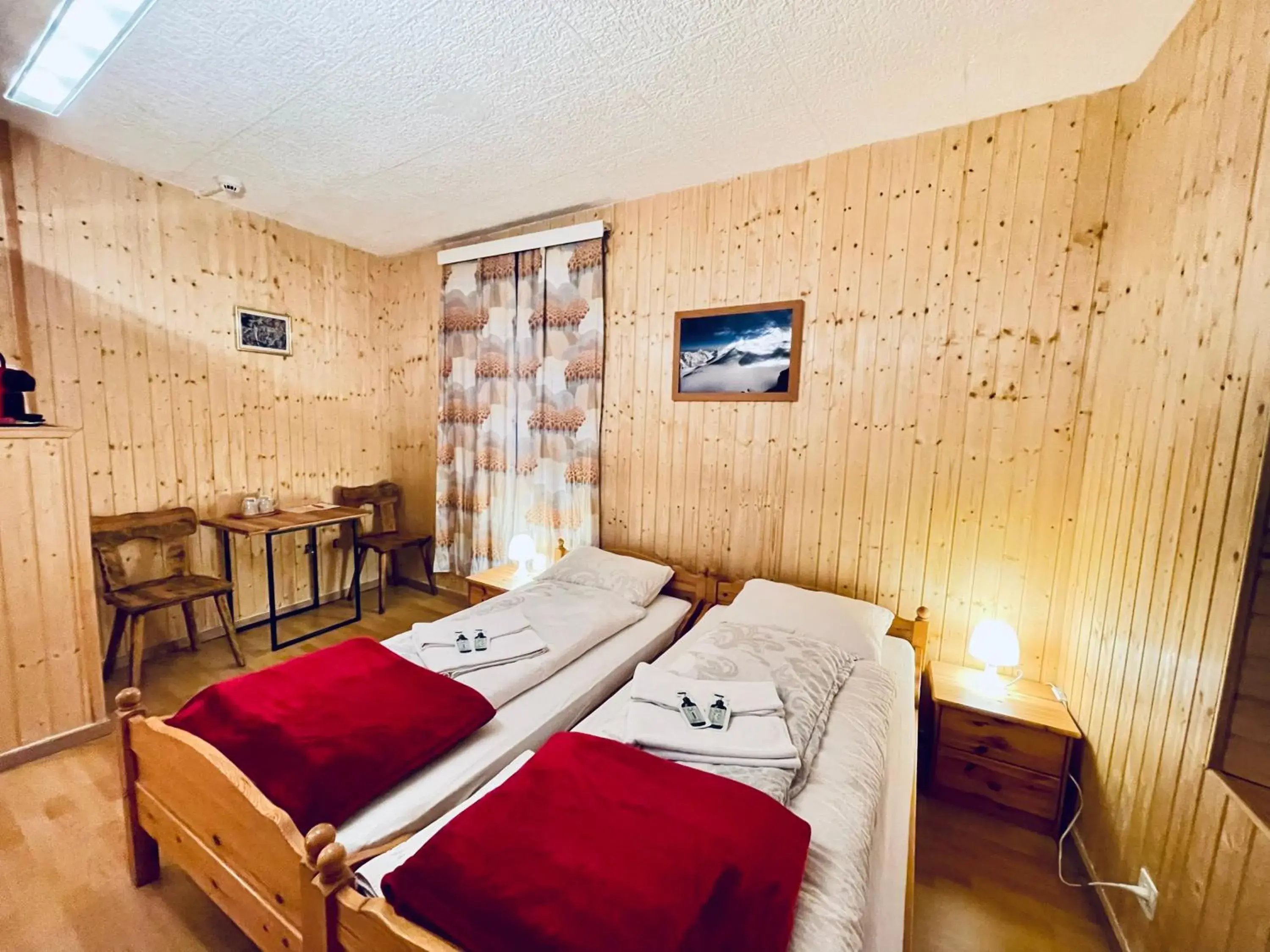 Basic Triple Room with Shared Bathroom in Weisses Rössli Basic Triple Room with Shared Bathroom in Weisses Rössli