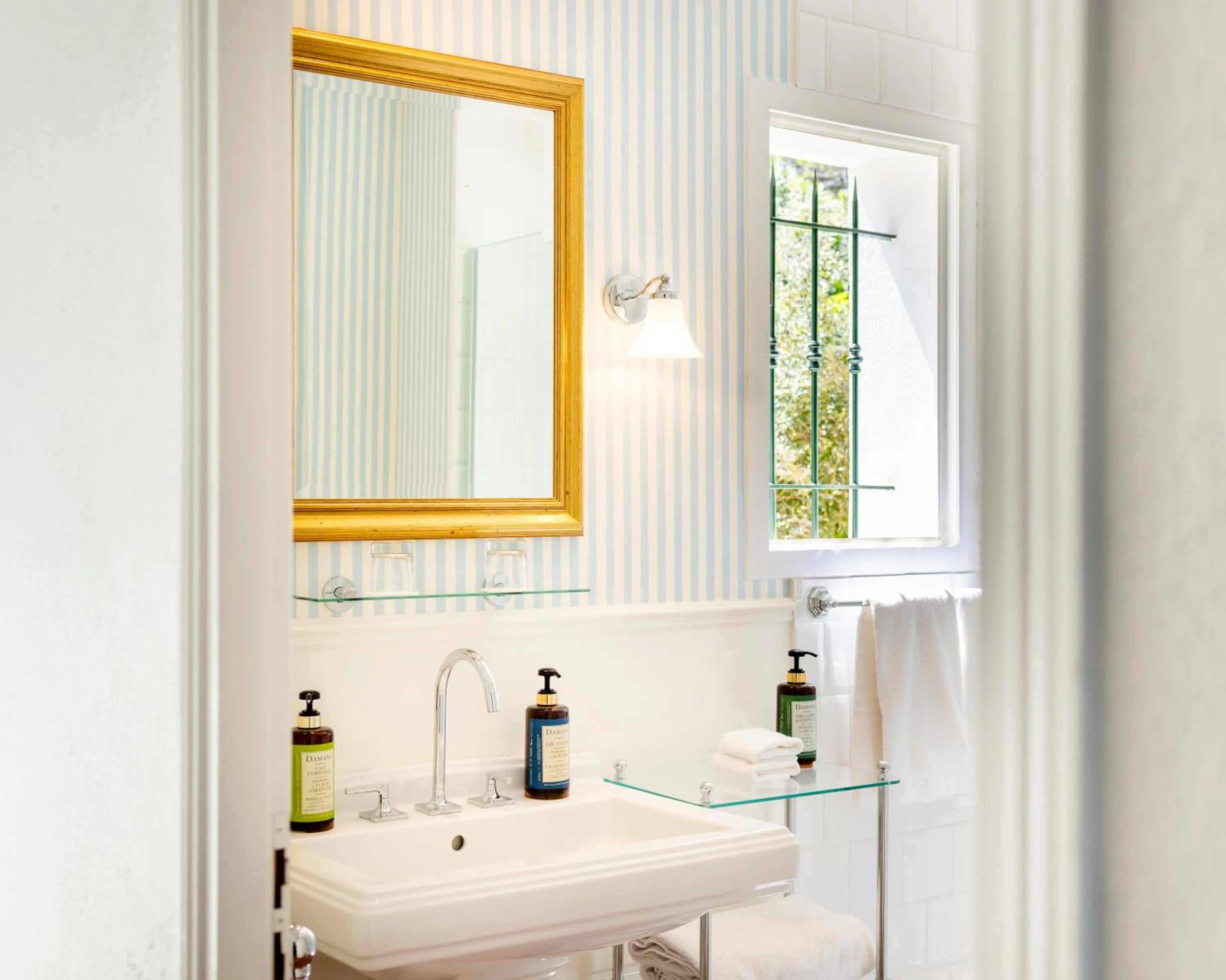 Shower in Demeure Castel Brando Hôtel & Spa