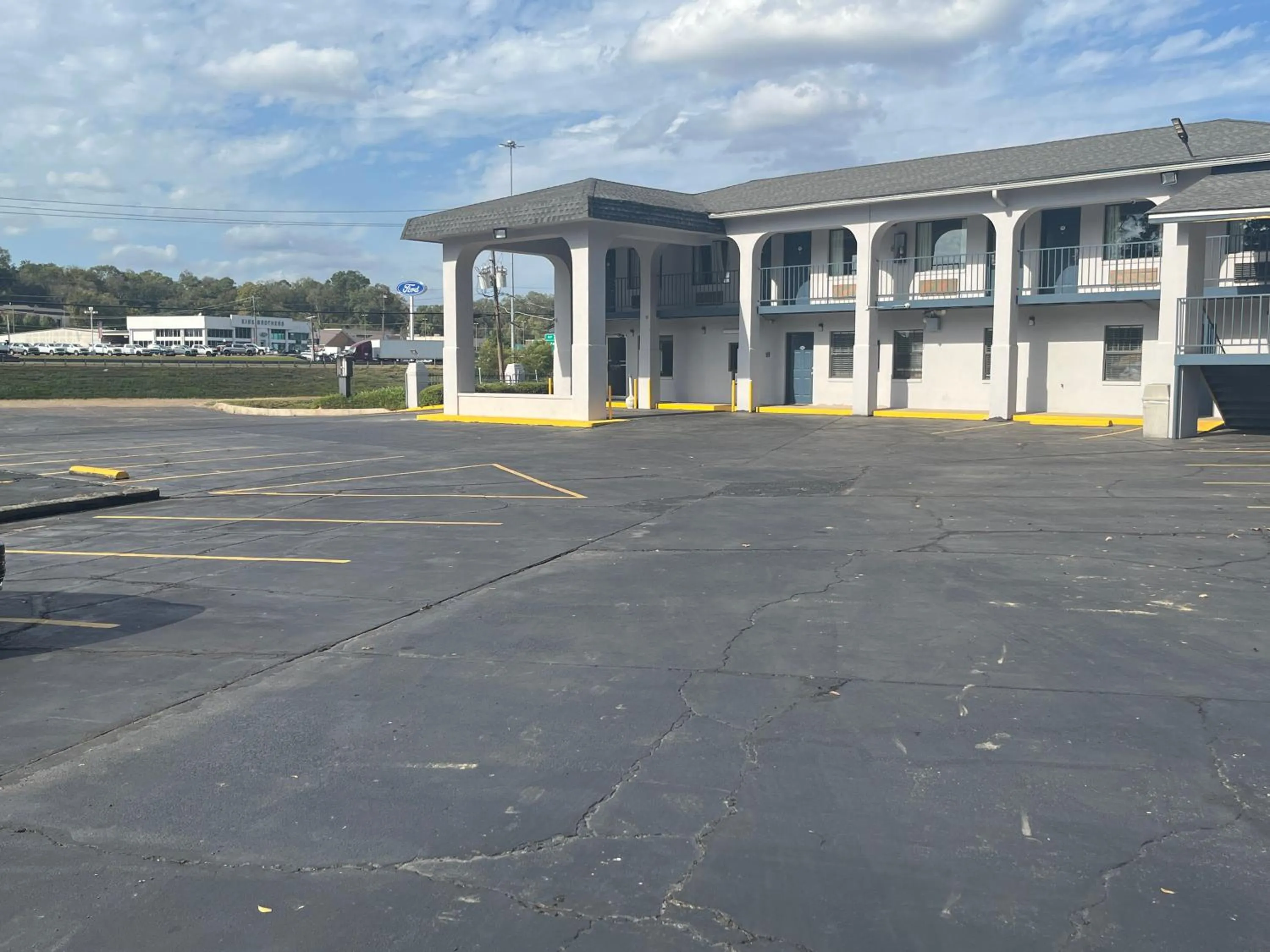 Property building in Motel 6 Vicksburg, MS