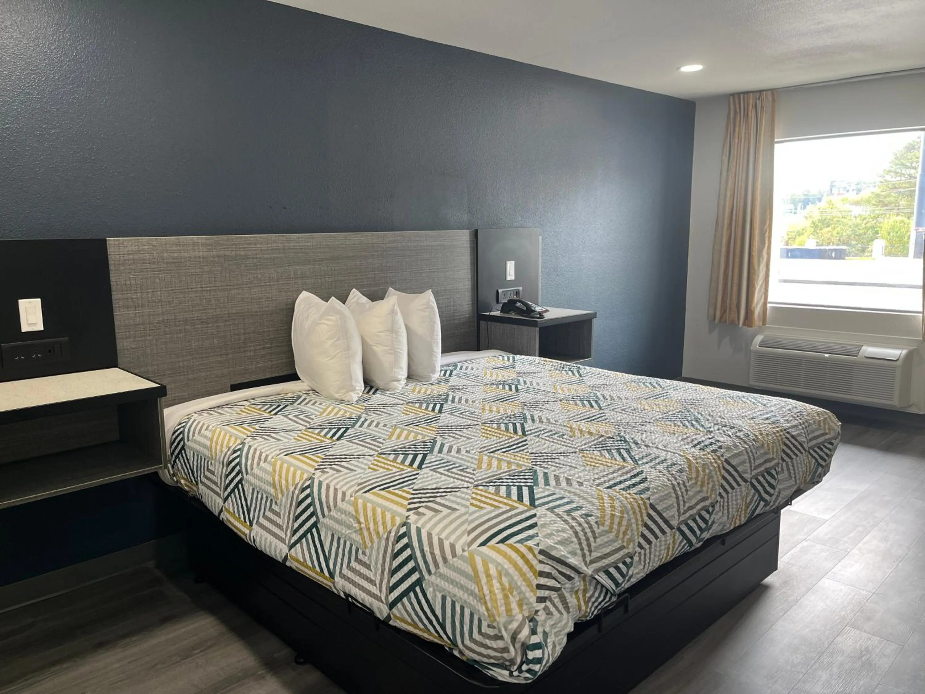 Bedroom, Bed in Motel 6 Vicksburg, MS