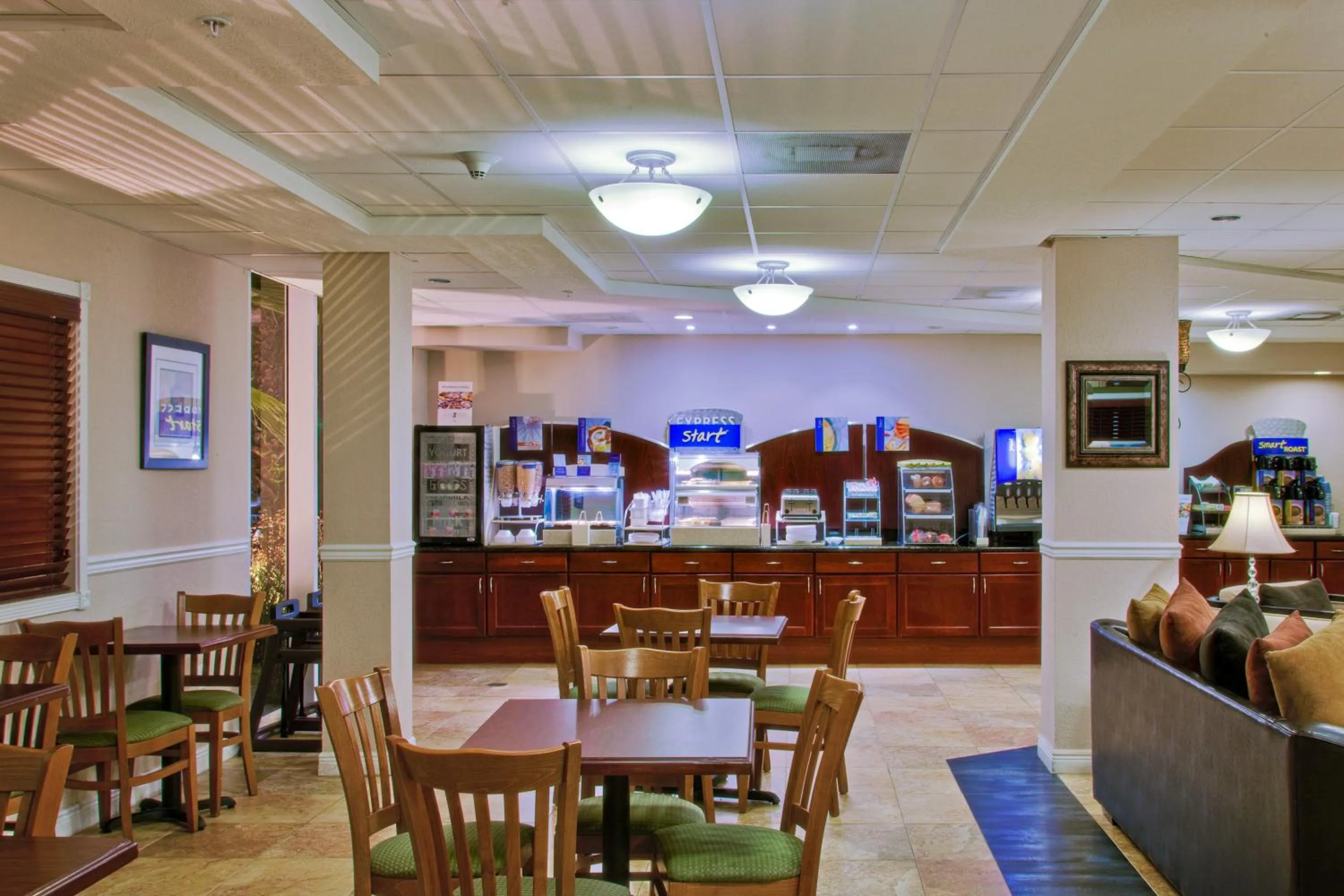 Restaurant/places to eat in Holiday Inn Express West Palm Beach Metrocentre by IHG