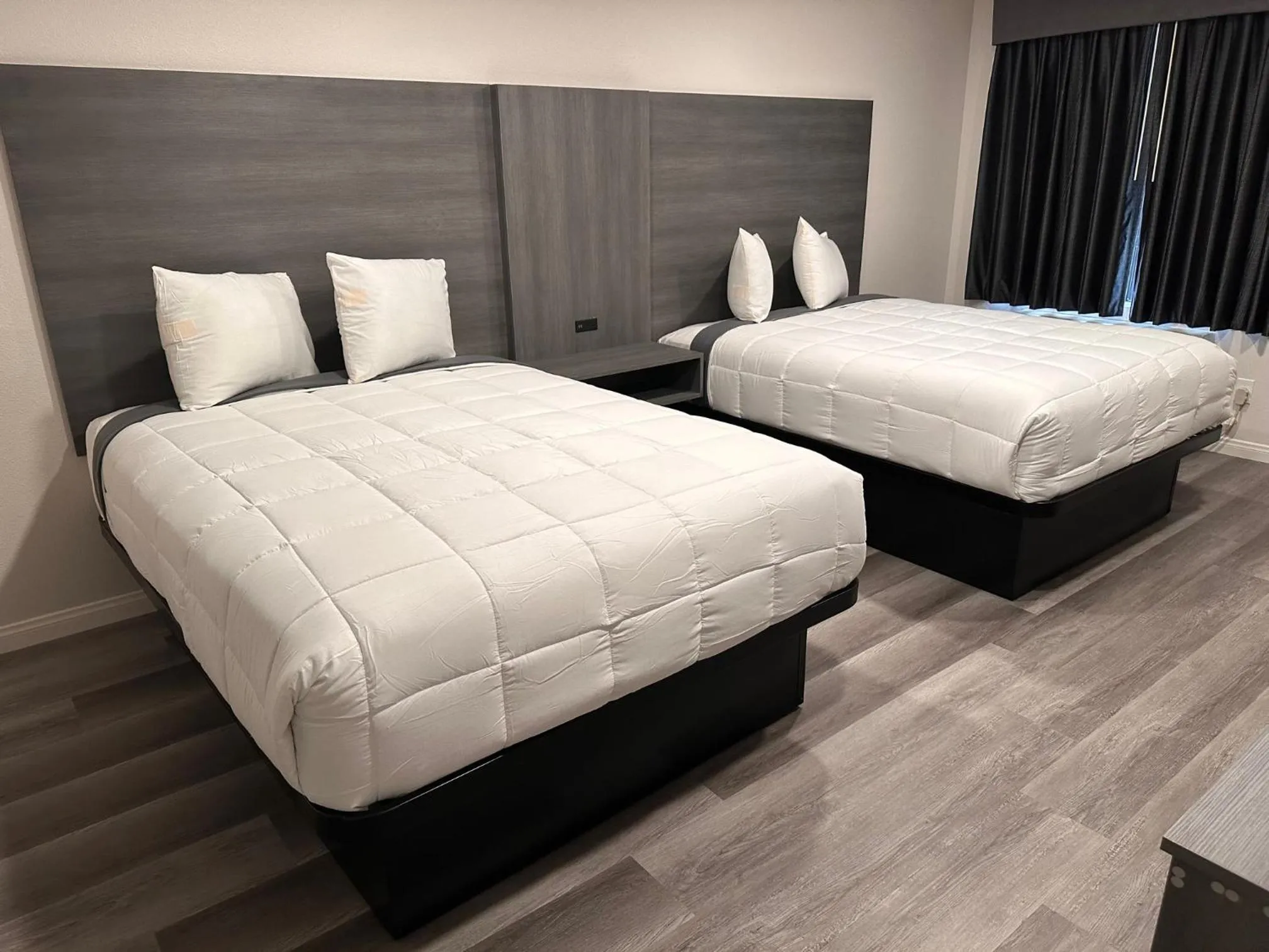 Bedroom, Bed in Five Star Inn