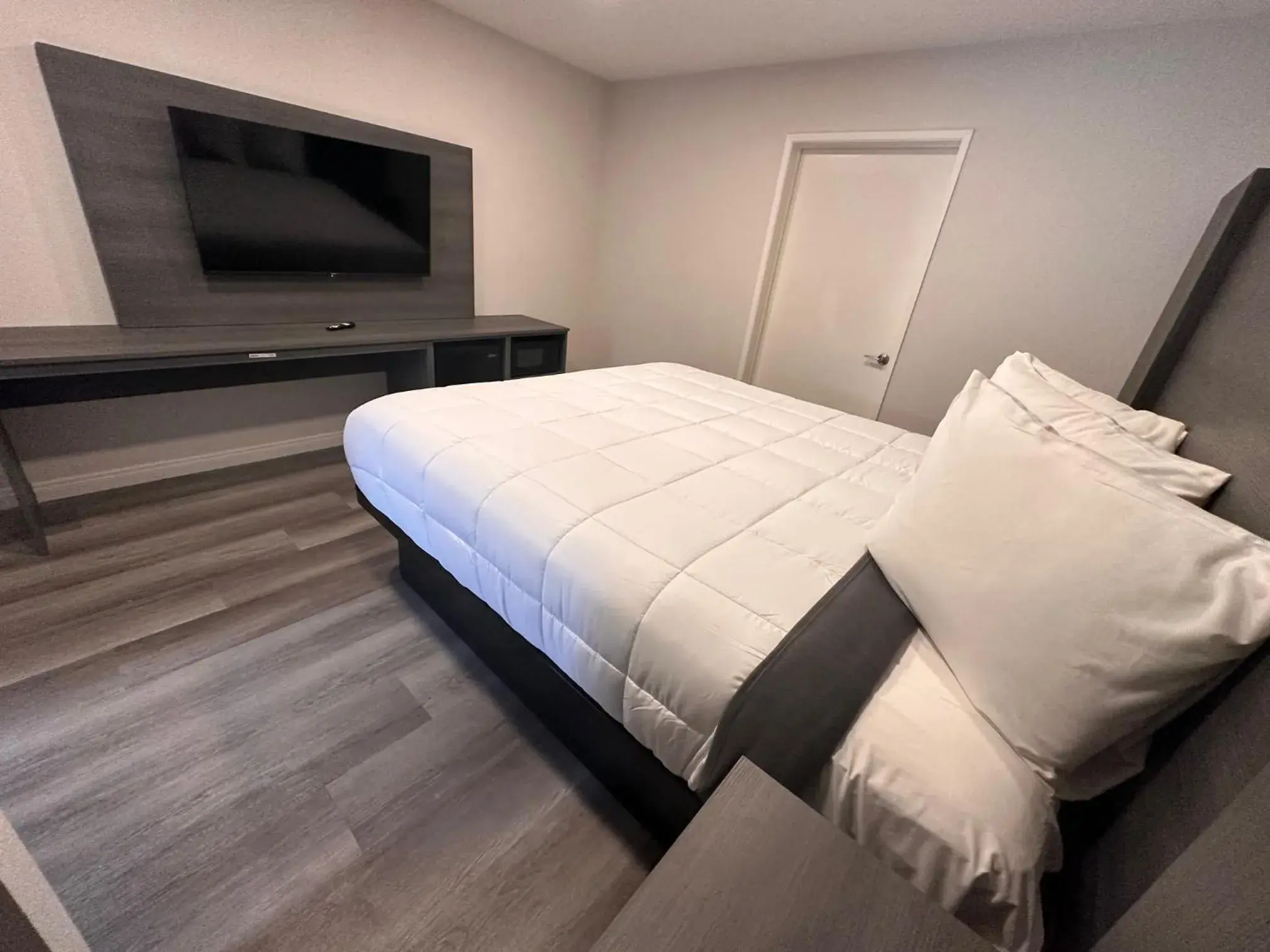 TV and multimedia, Bed in Five Star Inn TV and multimedia, Bed in Five Star Inn