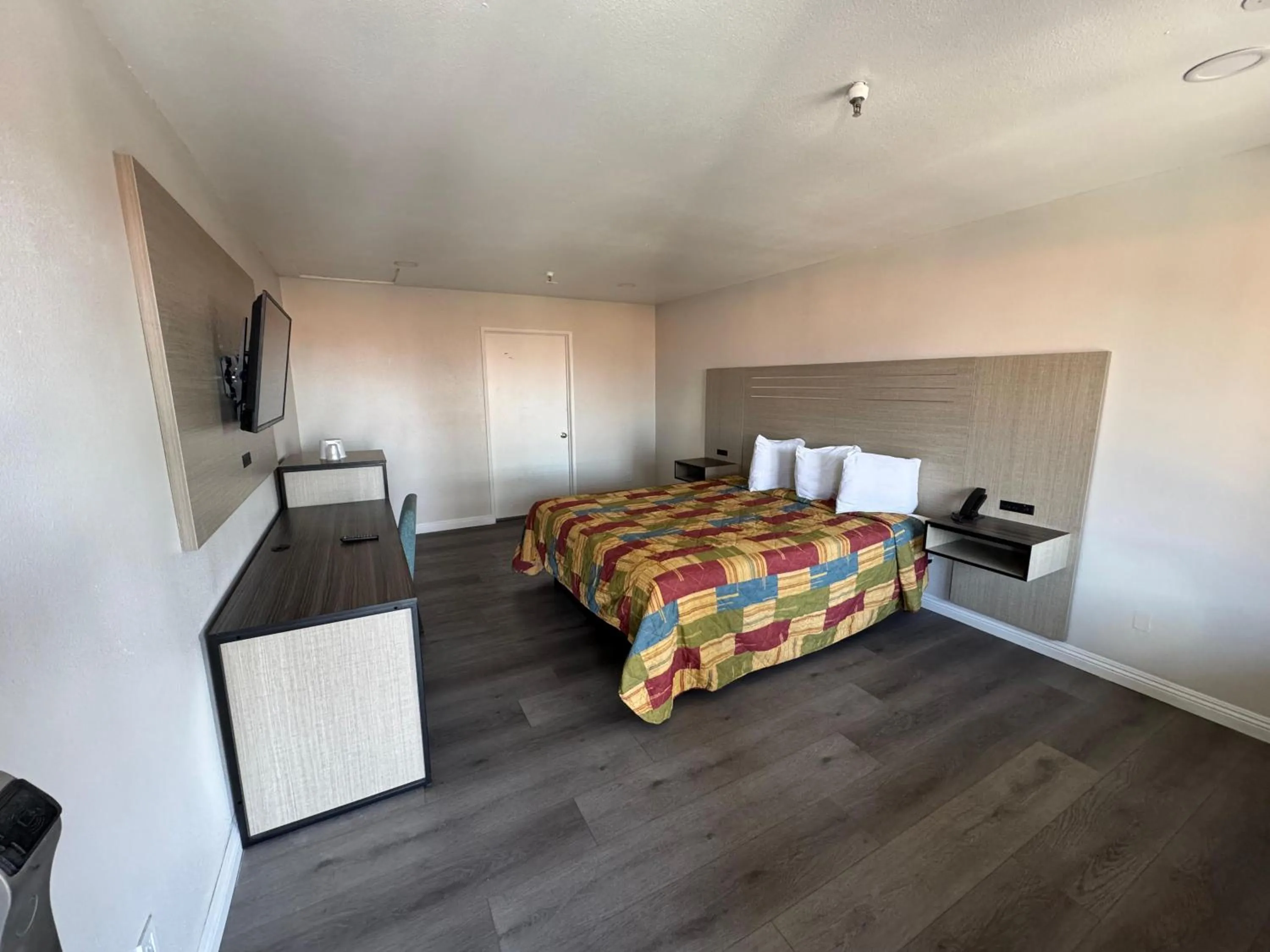 Bedroom, Bed in Five Star Inn