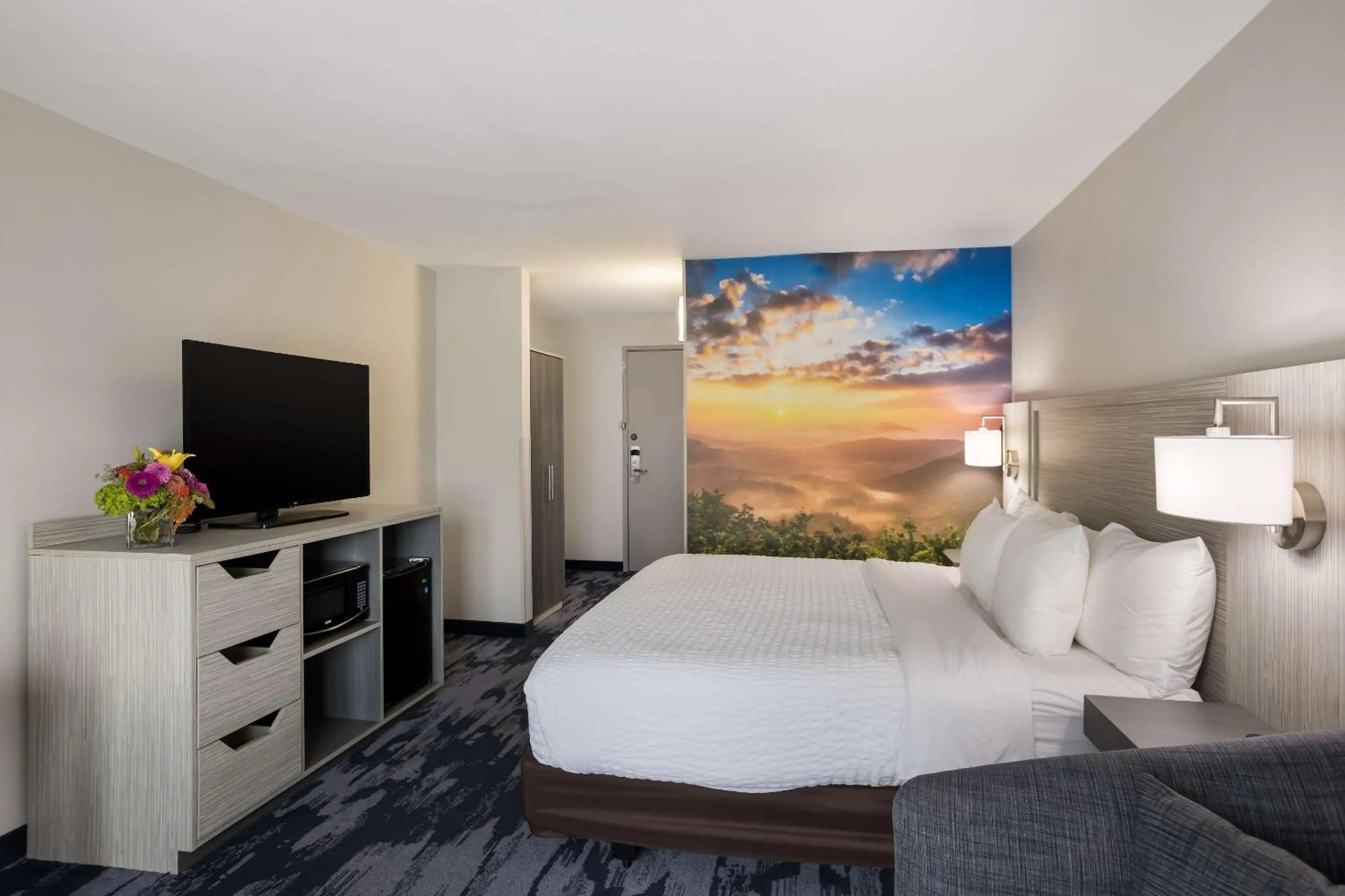 Bedroom, Bed in Clarion Pointe Sylva near Cherokee Area