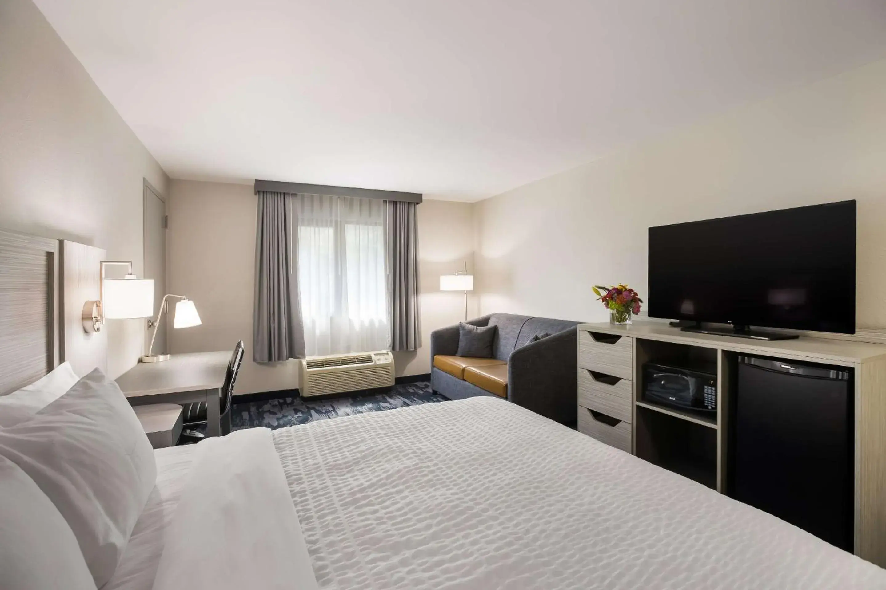 Bedroom, Bed in Clarion Pointe Sylva near Cherokee Area Bedroom, Bed in Clarion Pointe Sylva near Cherokee Area