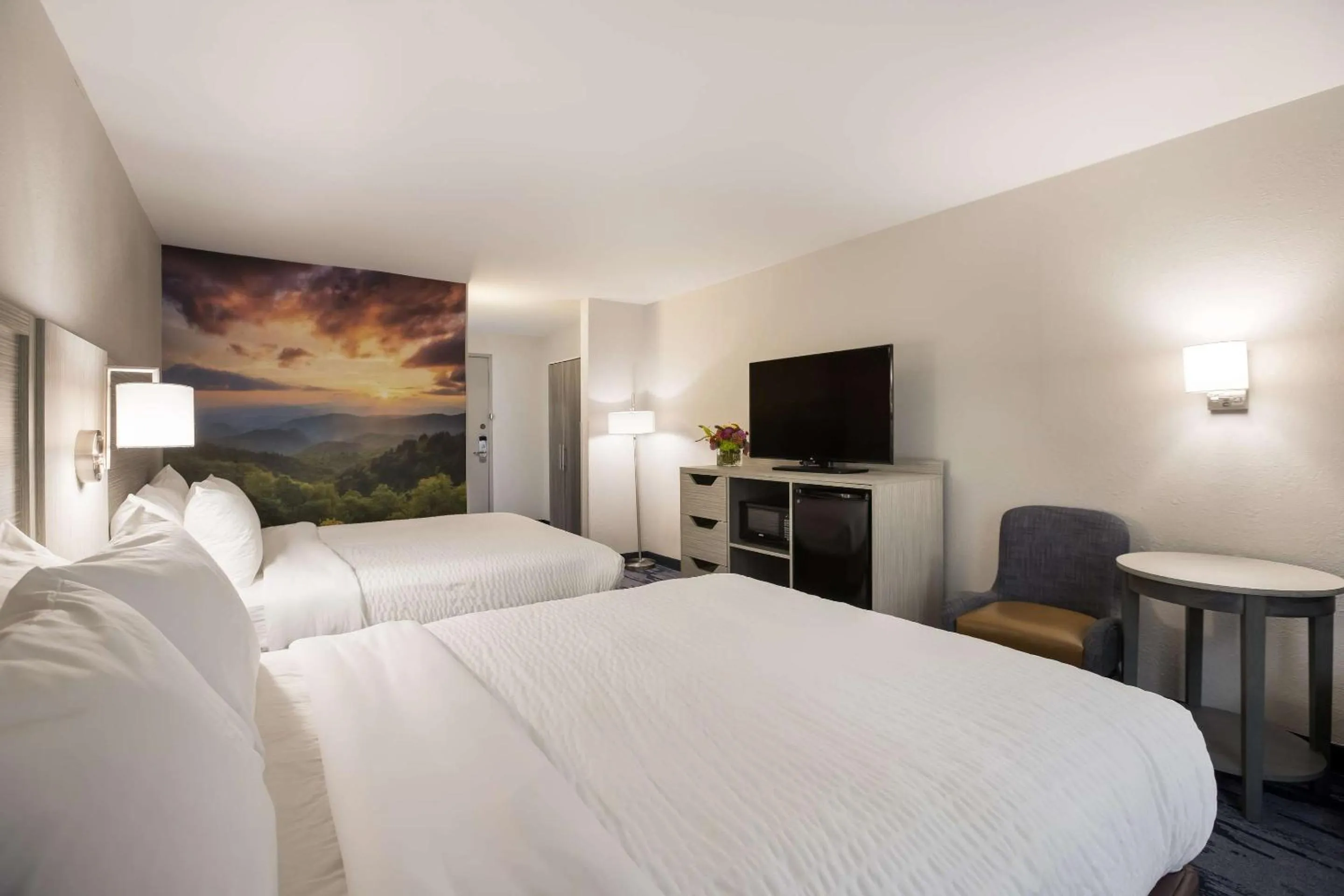 Bedroom, Bed in Clarion Pointe Sylva near Cherokee Area