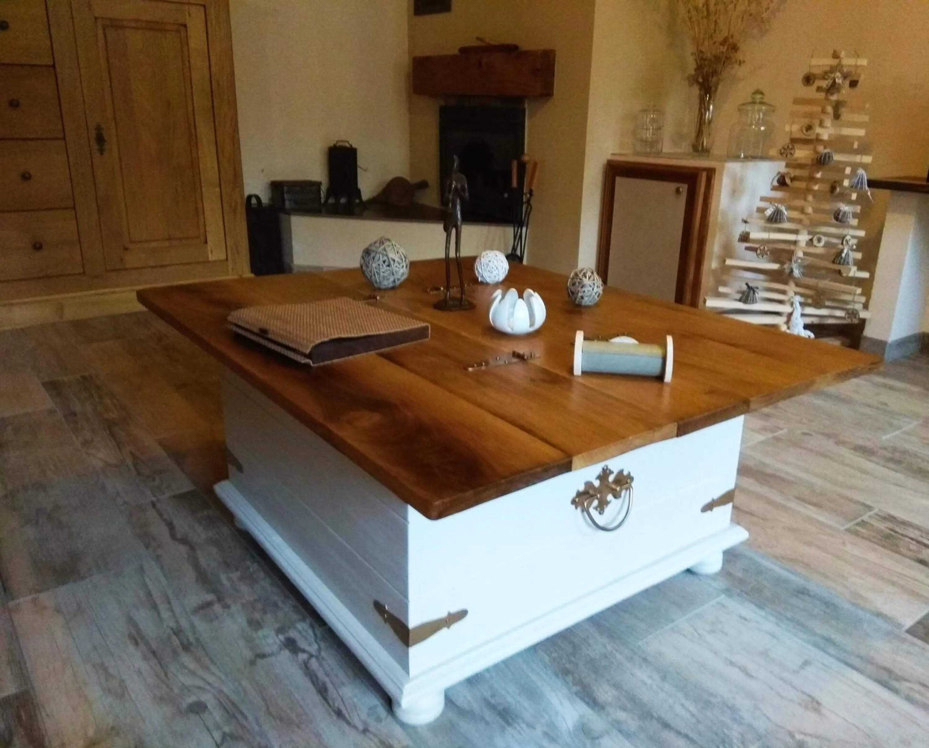 Communal lounge/ TV room in La Ferme Les Mamours