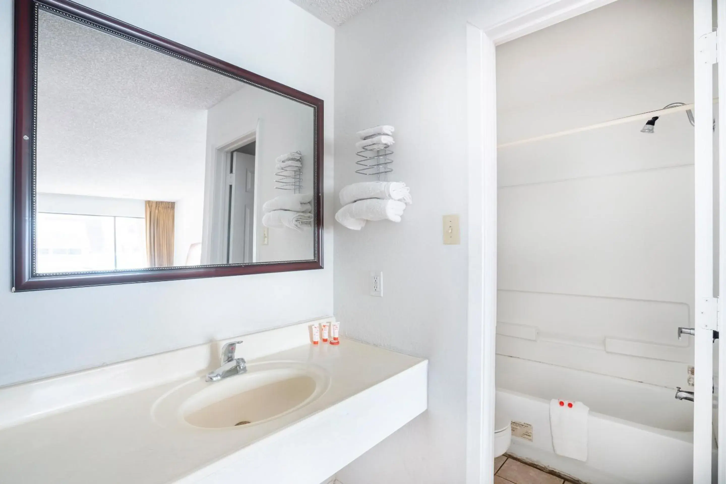 King Bed Smoking in OYO Hotel Groesbeck King Bed Smoking in OYO Hotel Groesbeck