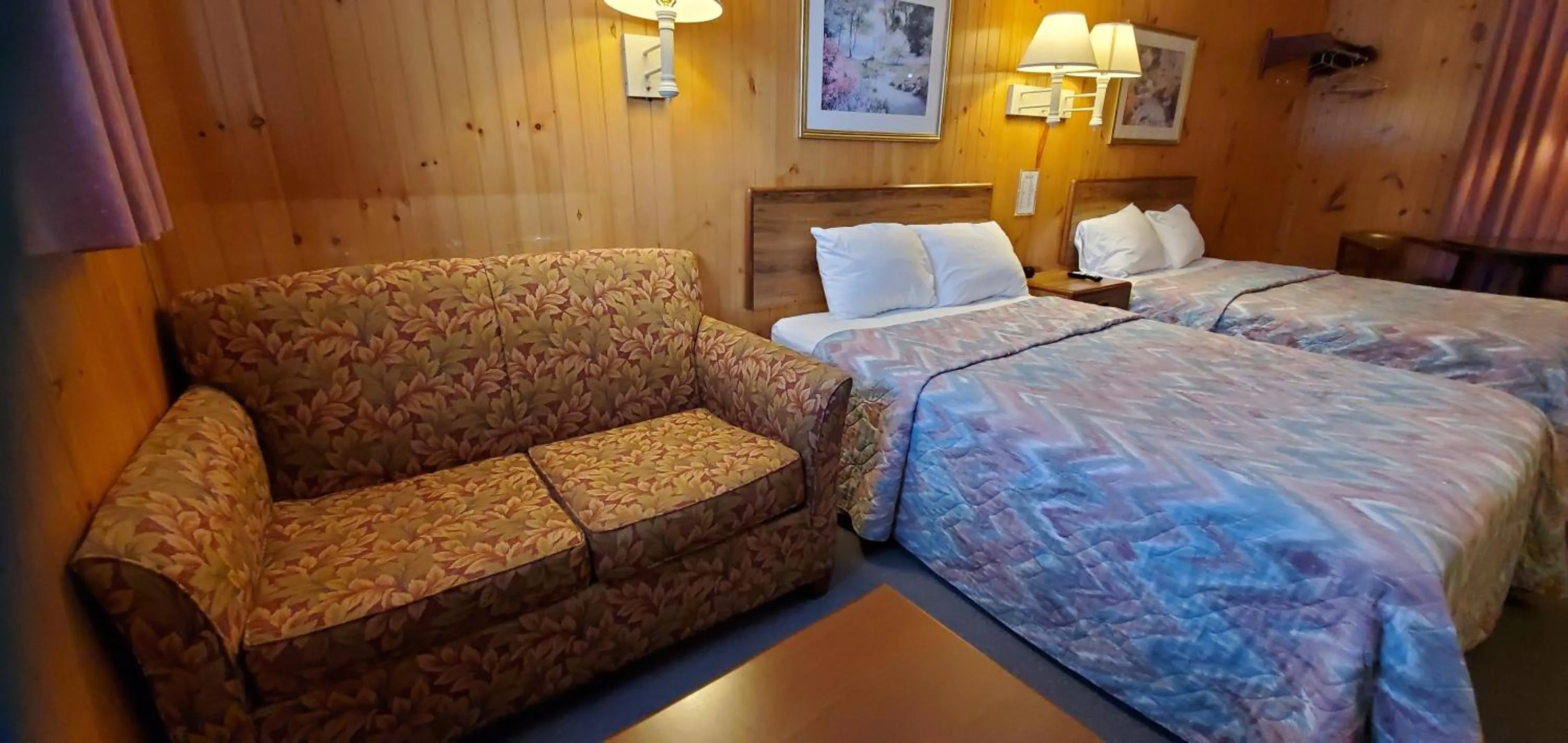 Bedroom, Bed in Red Ranch Inn
