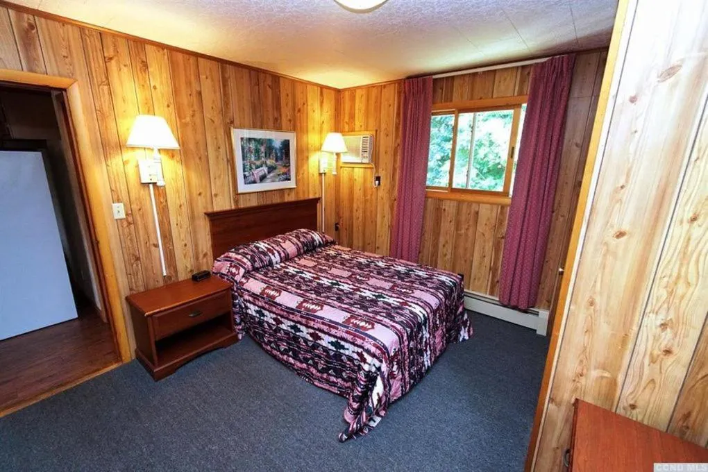 Bedroom, Bed in Red Ranch Inn