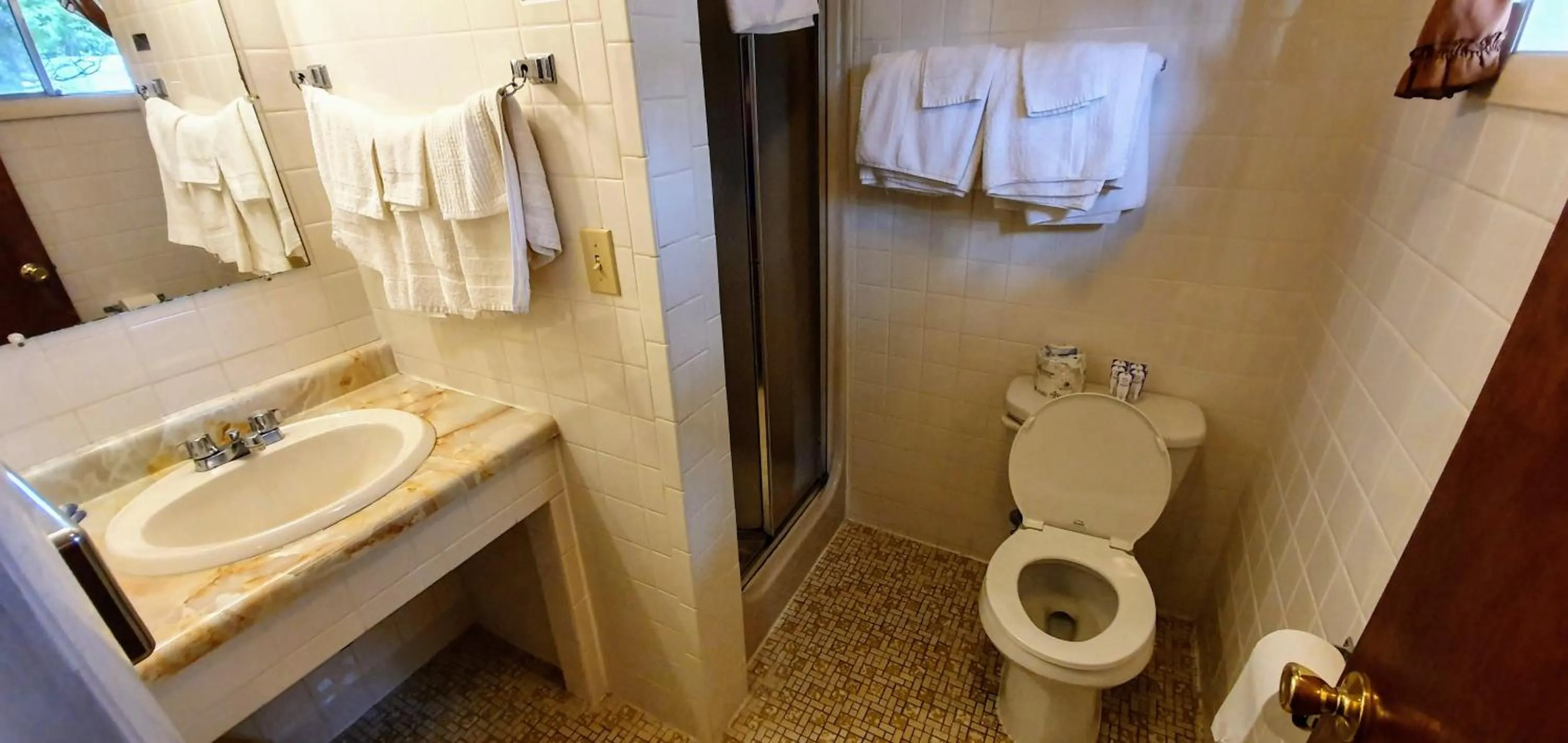 Bathroom in Red Ranch Inn