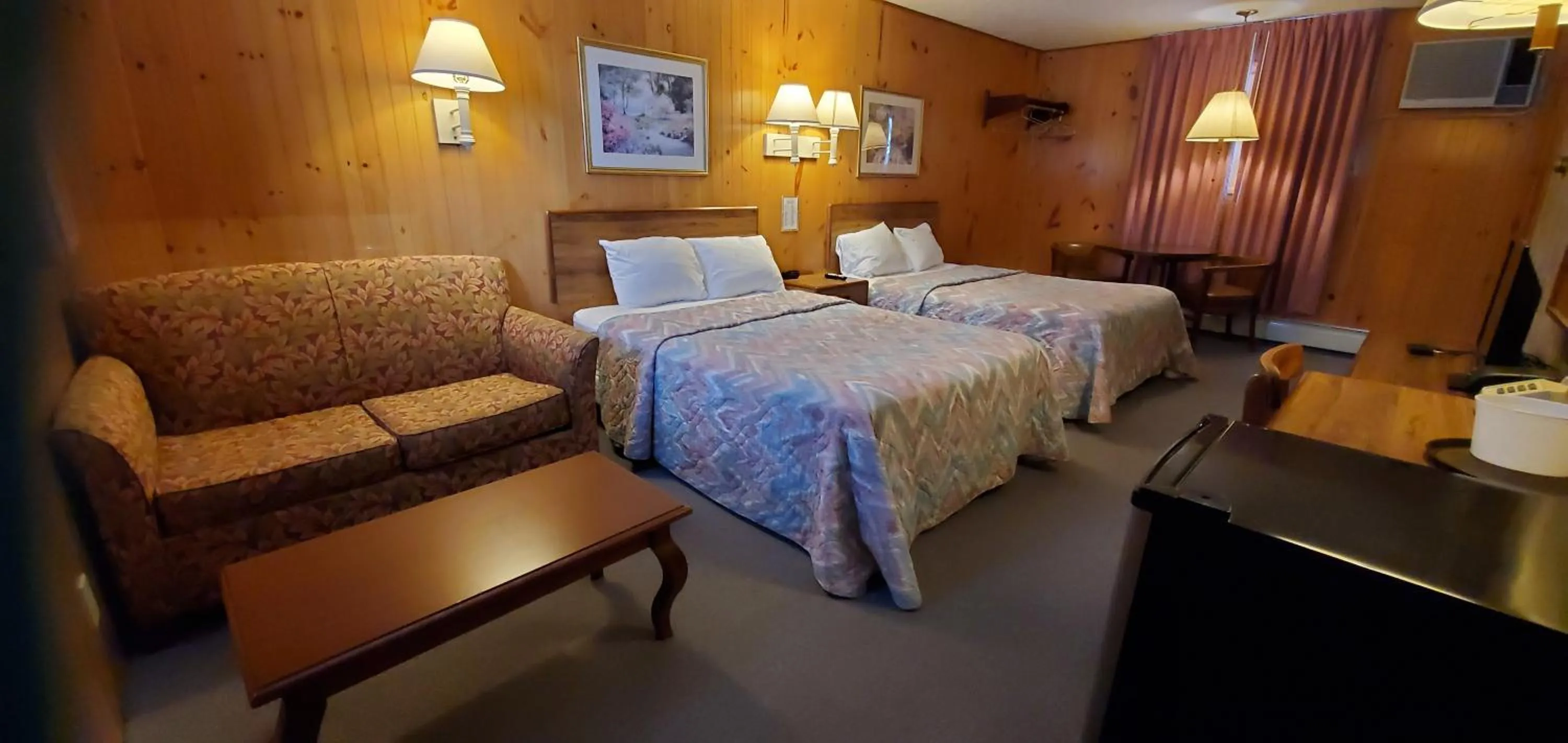 Photo of the whole room, Bed in Red Ranch Inn
