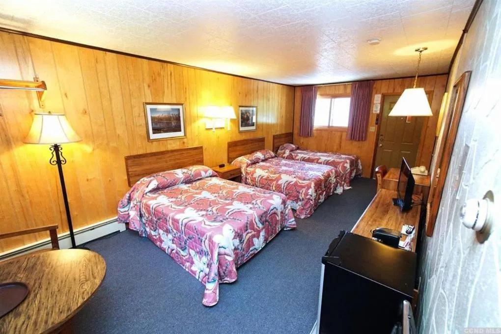 Photo of the whole room, Bed in Red Ranch Inn