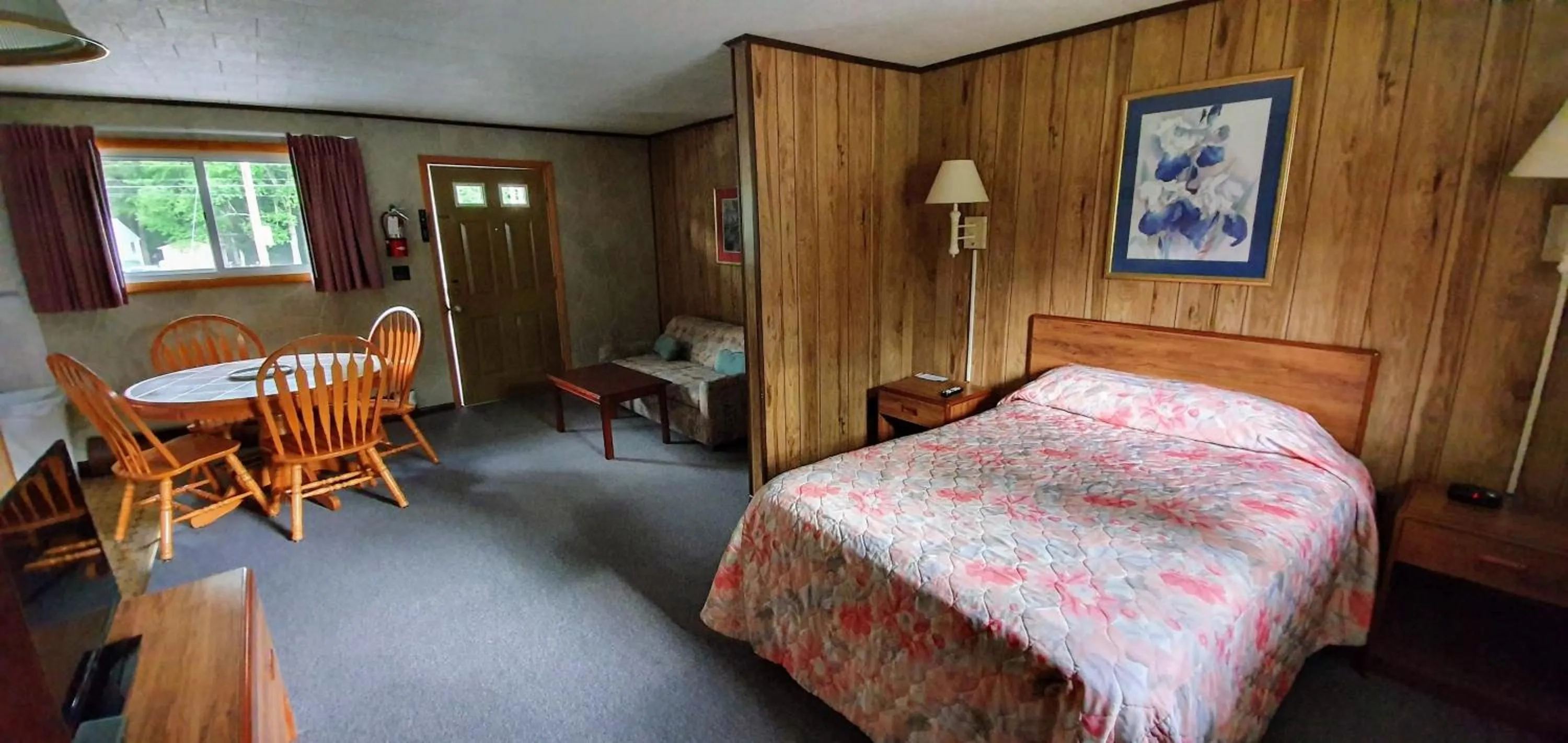 Photo of the whole room, Bed in Red Ranch Inn