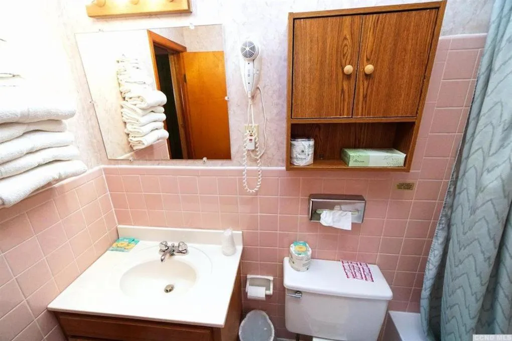 Bathroom in Red Ranch Inn