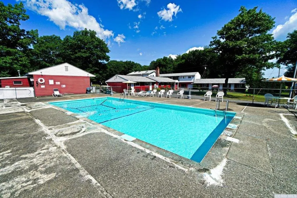 Swimming pool in Red Ranch Inn