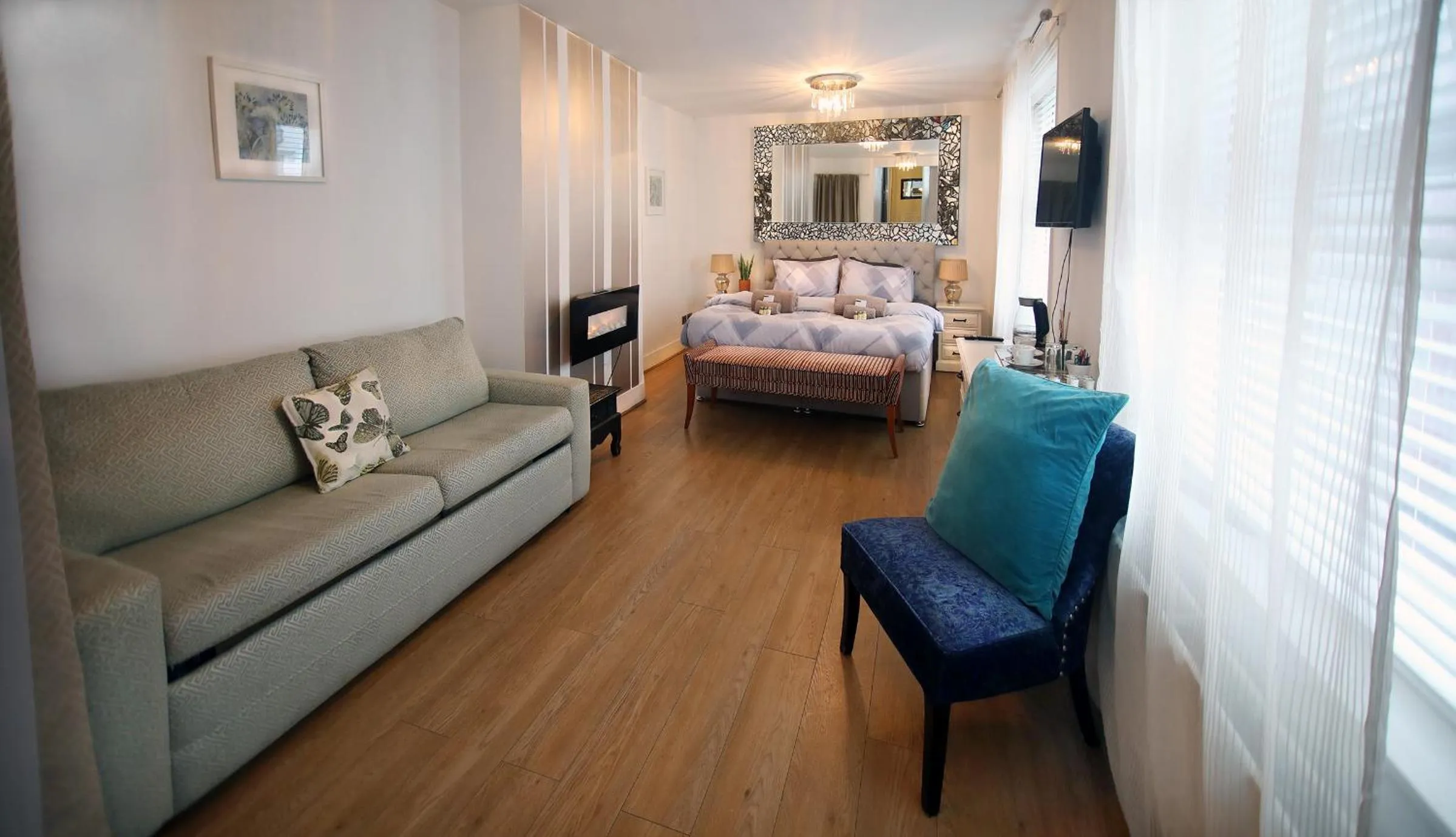 Photo of the whole room, Bed in The Wellington Restaurant and Bar