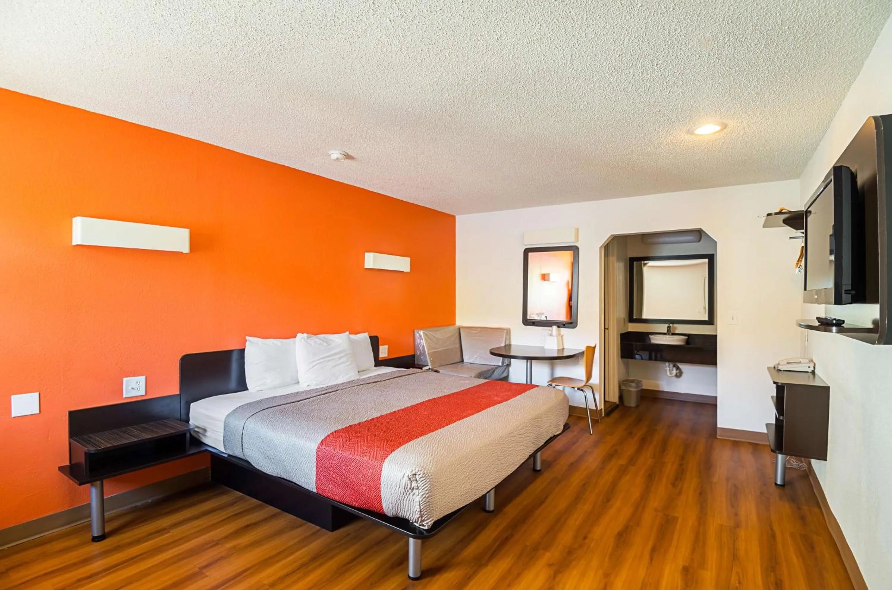 Photo of the whole room in Motel 6-Blue Springs, MO