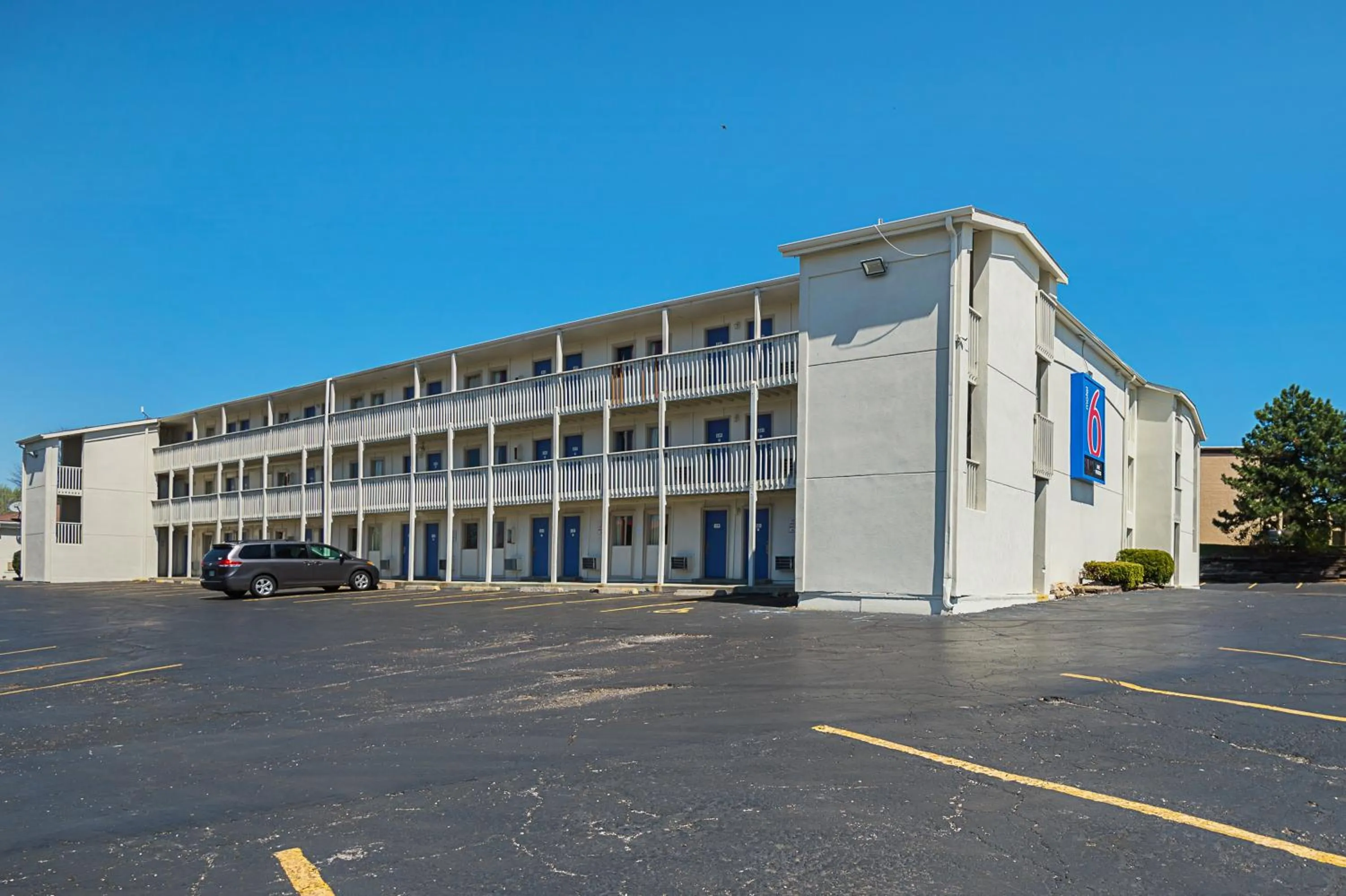 Facade/entrance in Motel 6-Blue Springs, MO